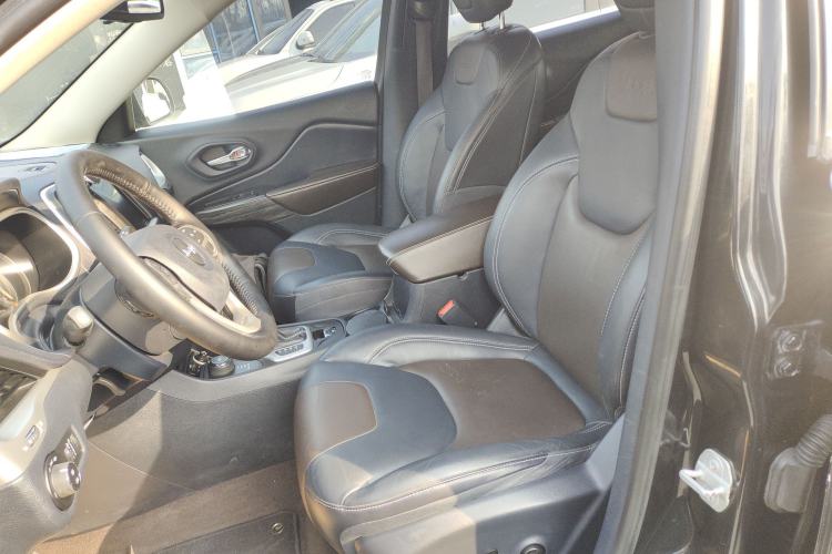 Used  Cherokee 2016 2.4L Professional Smart Version
