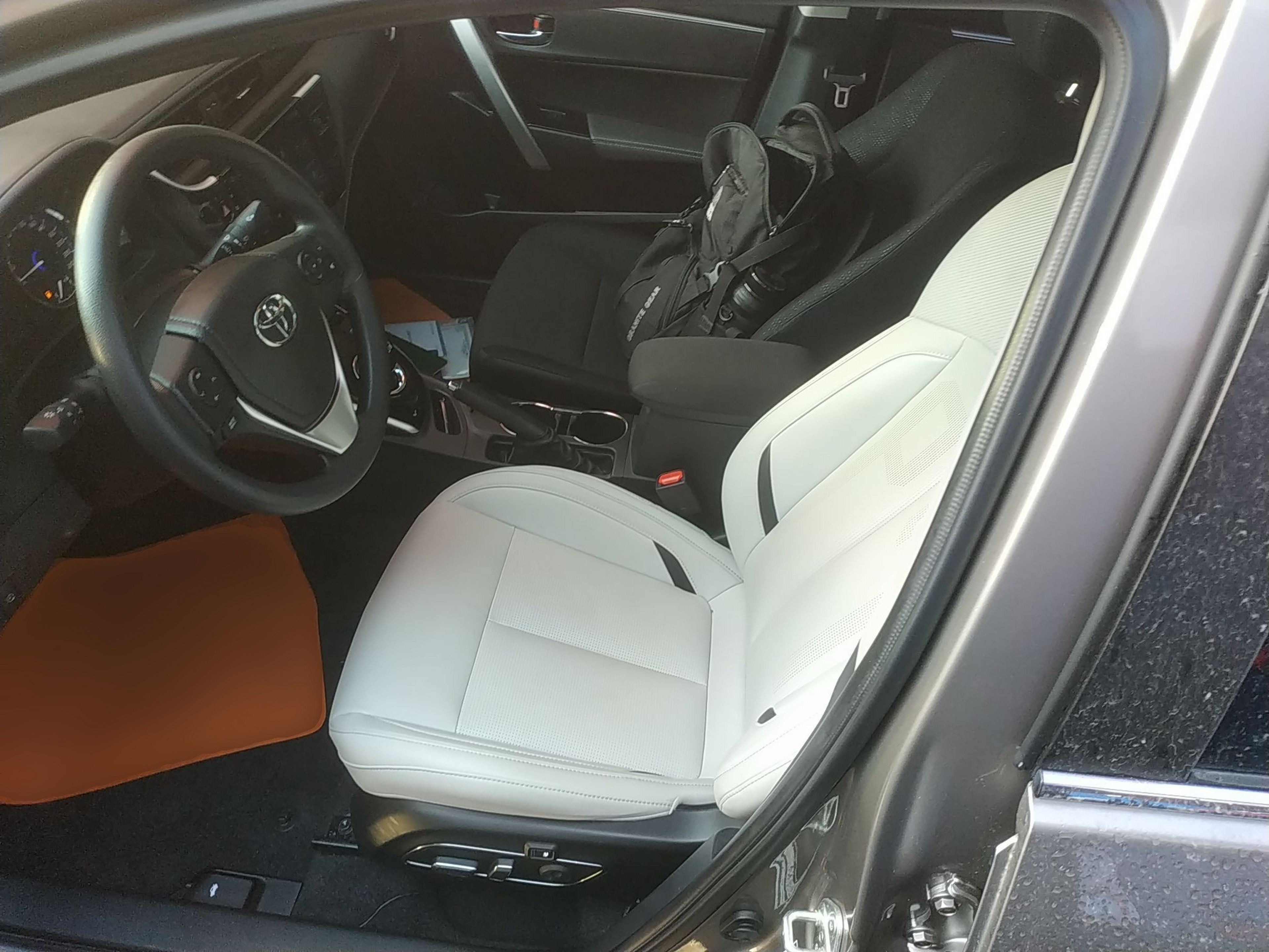 Переднее сиденье в автомобиле