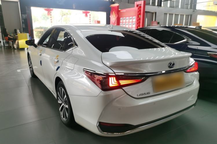 Used Lexus ES 2020 300h Premier Edition
