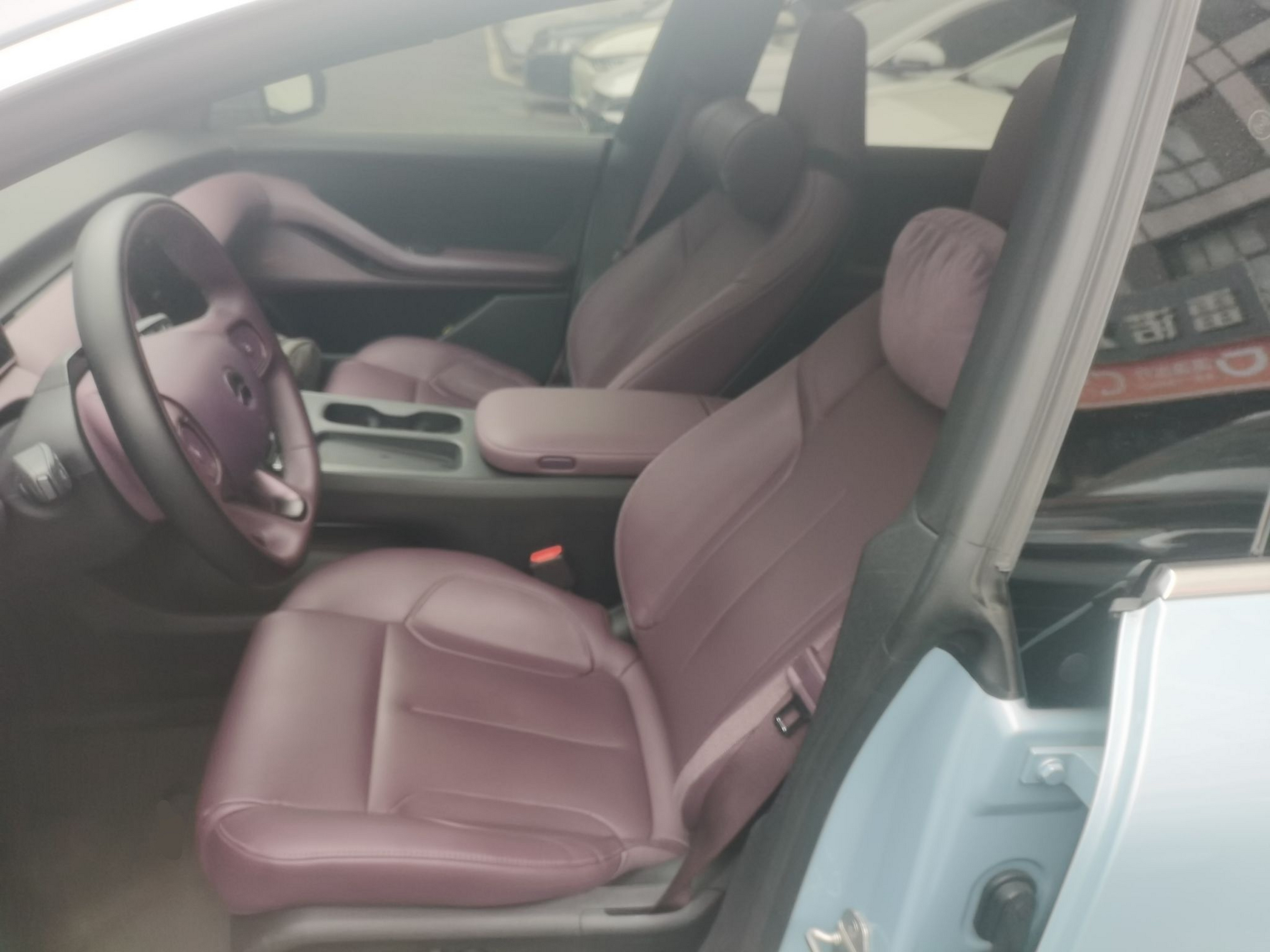 المقاعد الأمامية داخل السيارة