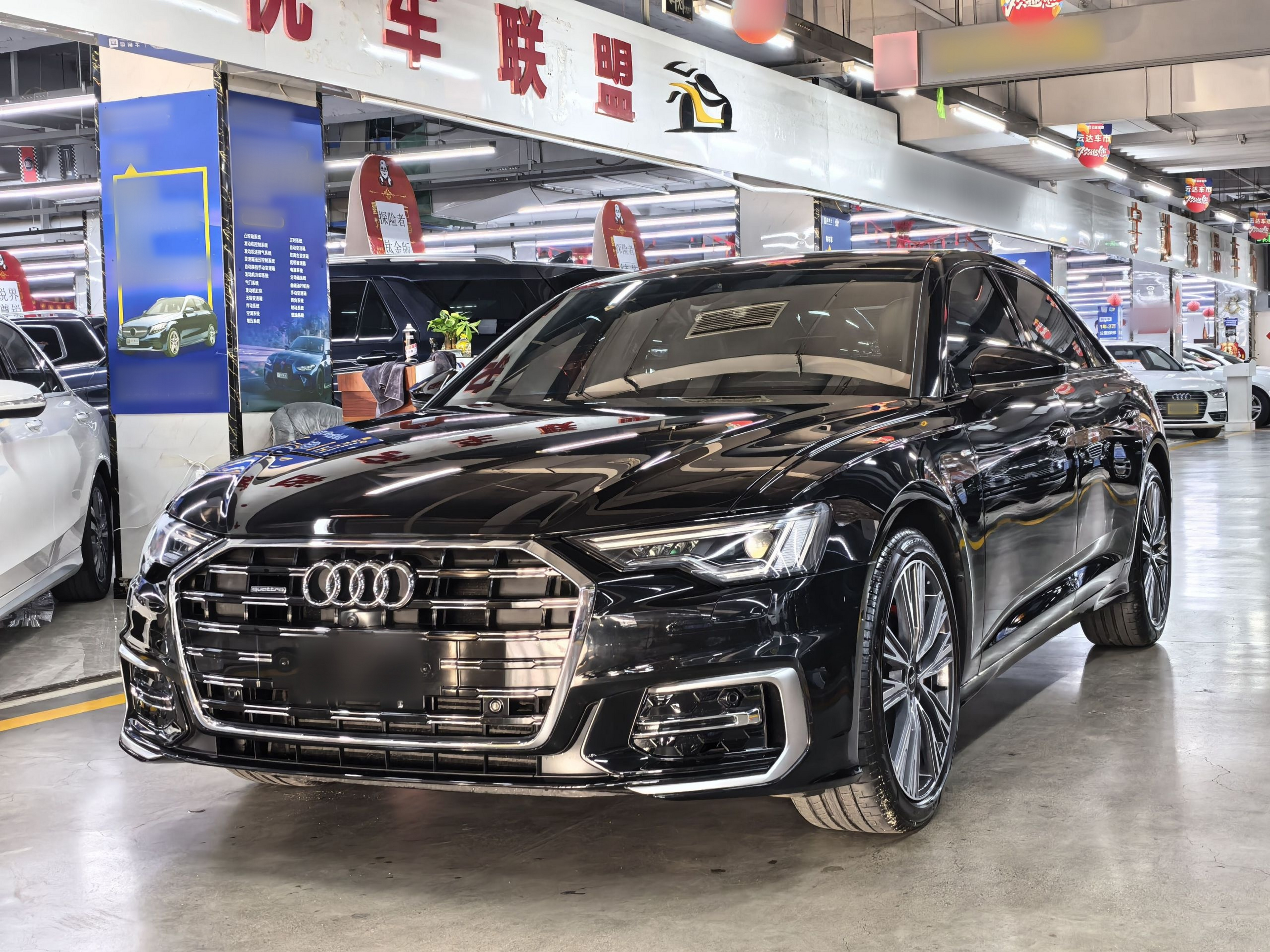 تحت مقدمة السيارة