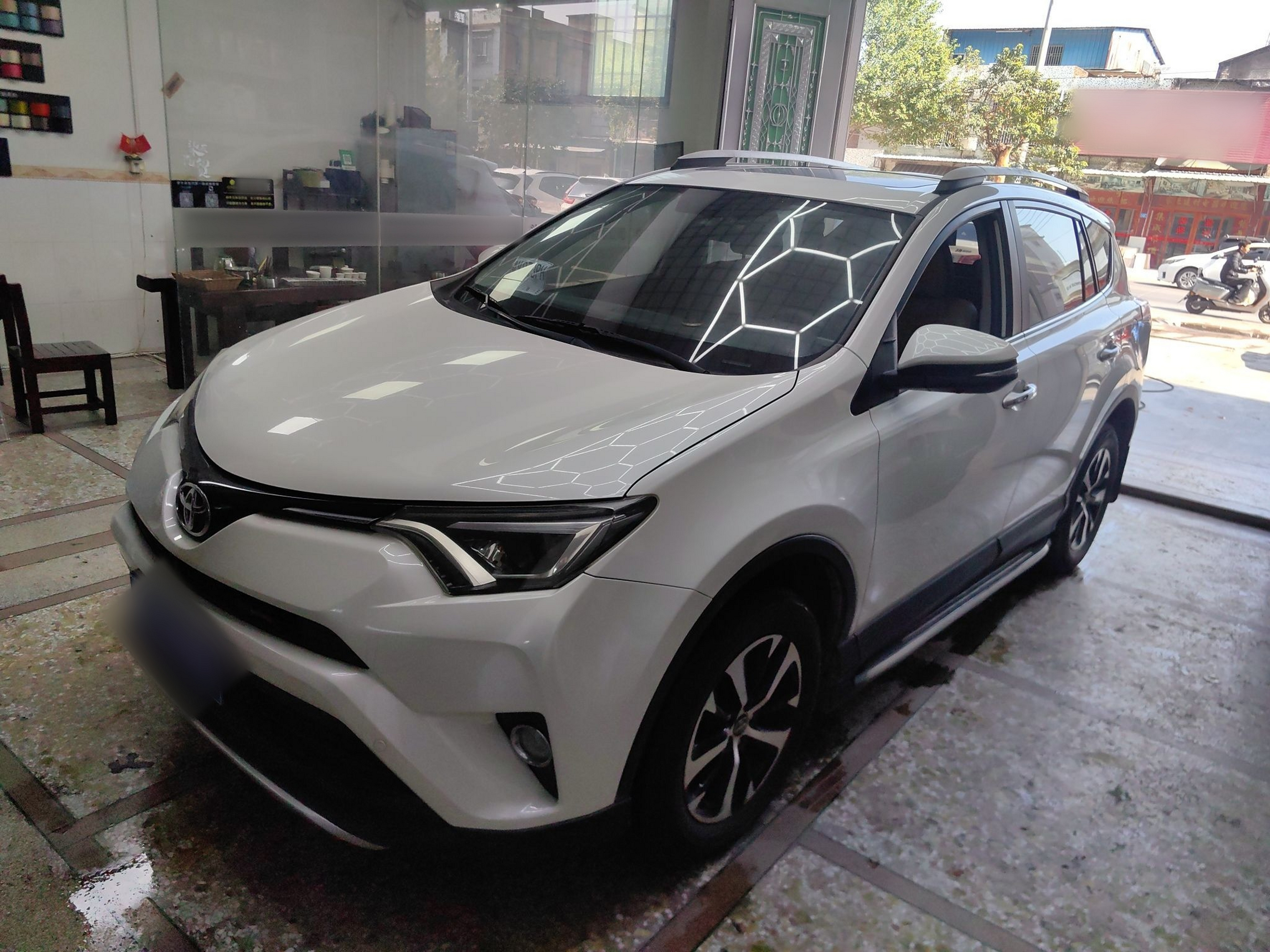 تحت مقدمة السيارة