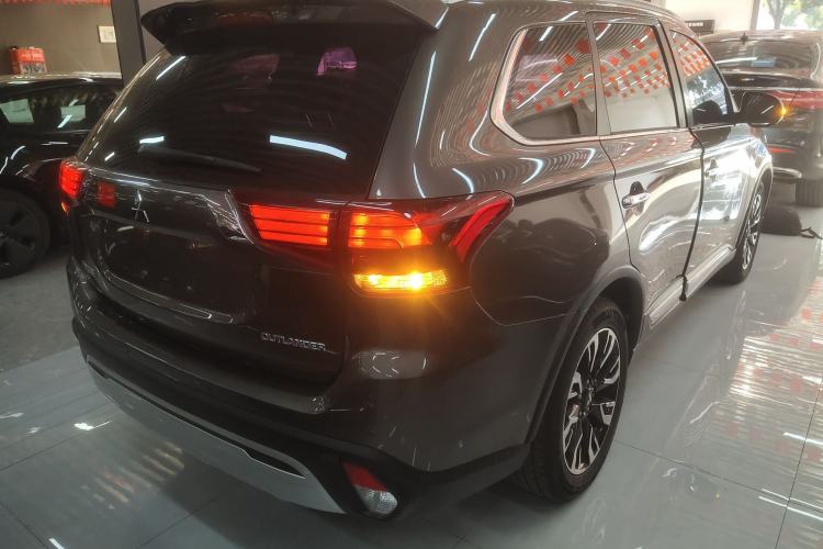 Used Mitsubishi Outlander 2019 2.4L Two-Wheel Drive ZhiXing Version 5 Seats China V Emission Standard
