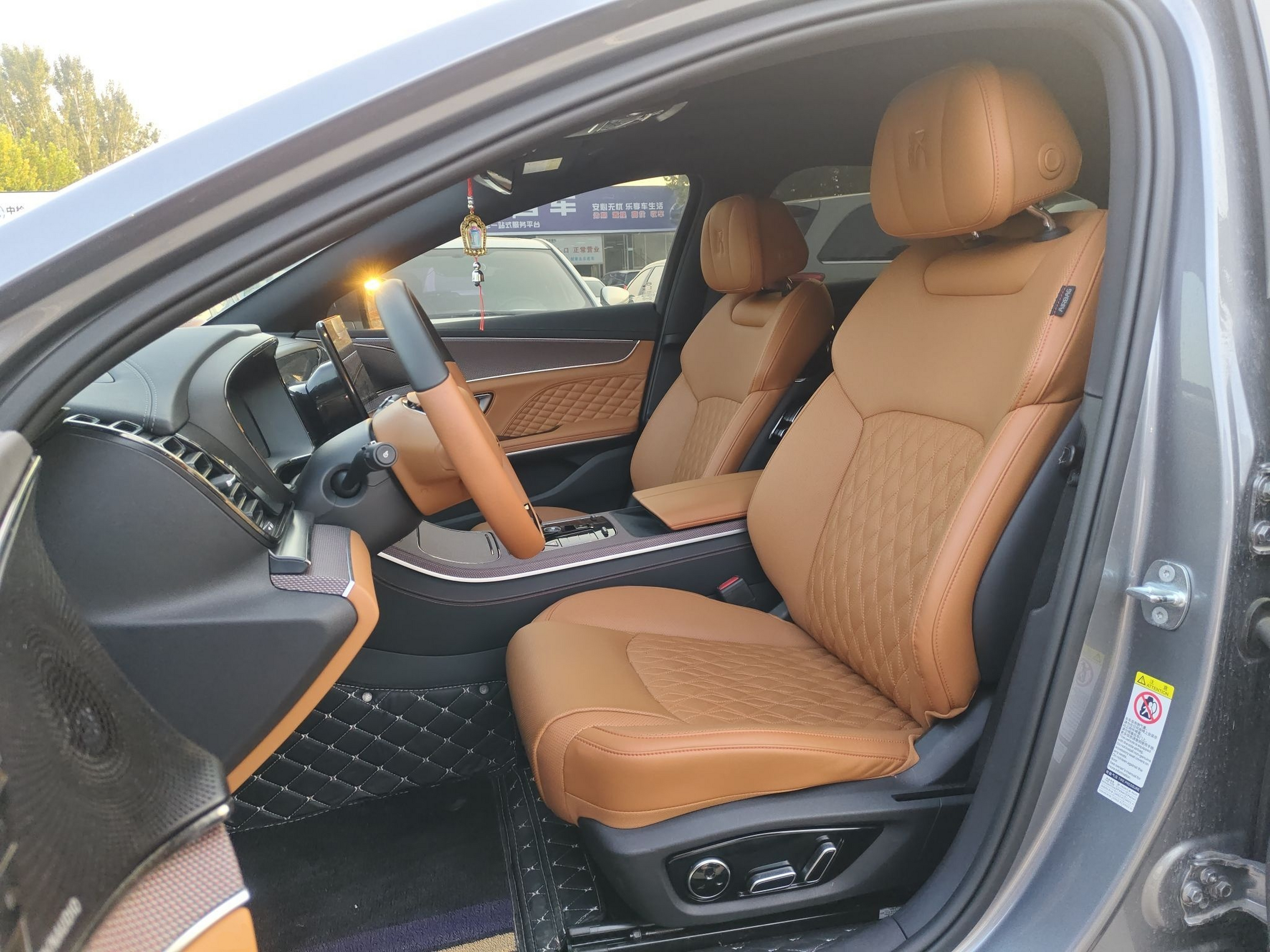 المقاعد الأمامية داخل السيارة