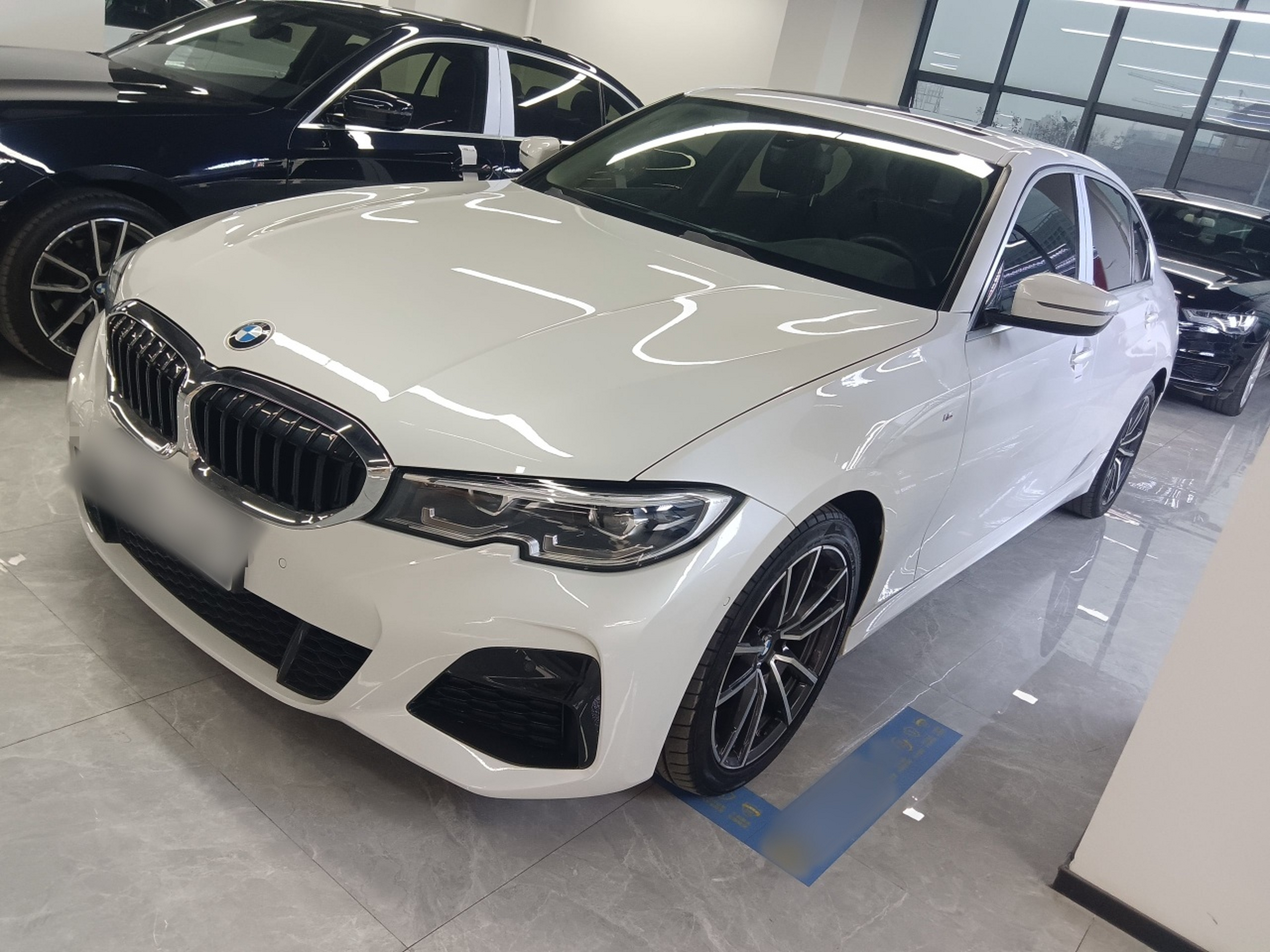 Под передней частью автомобиля