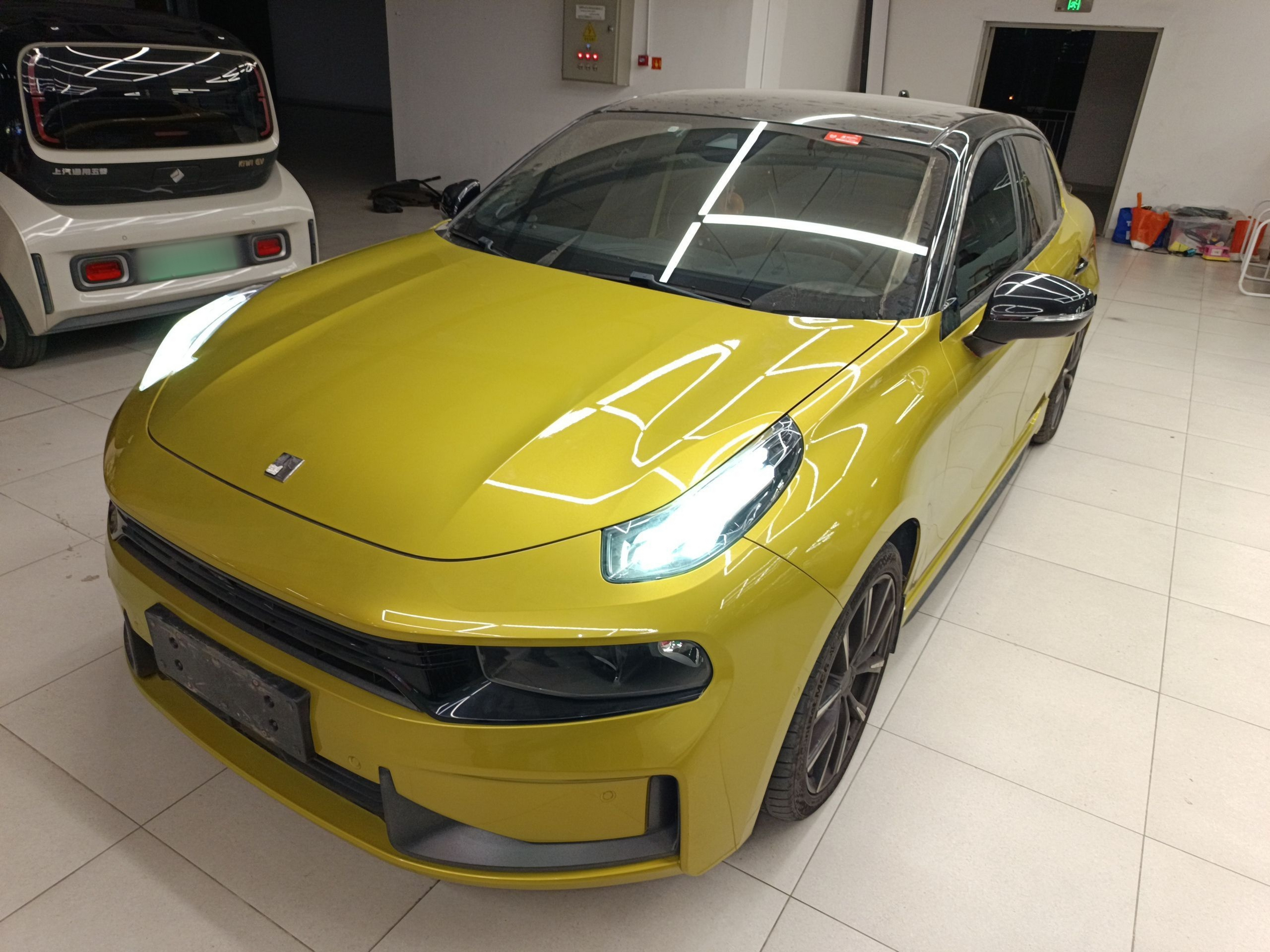 Под передней частью автомобиля