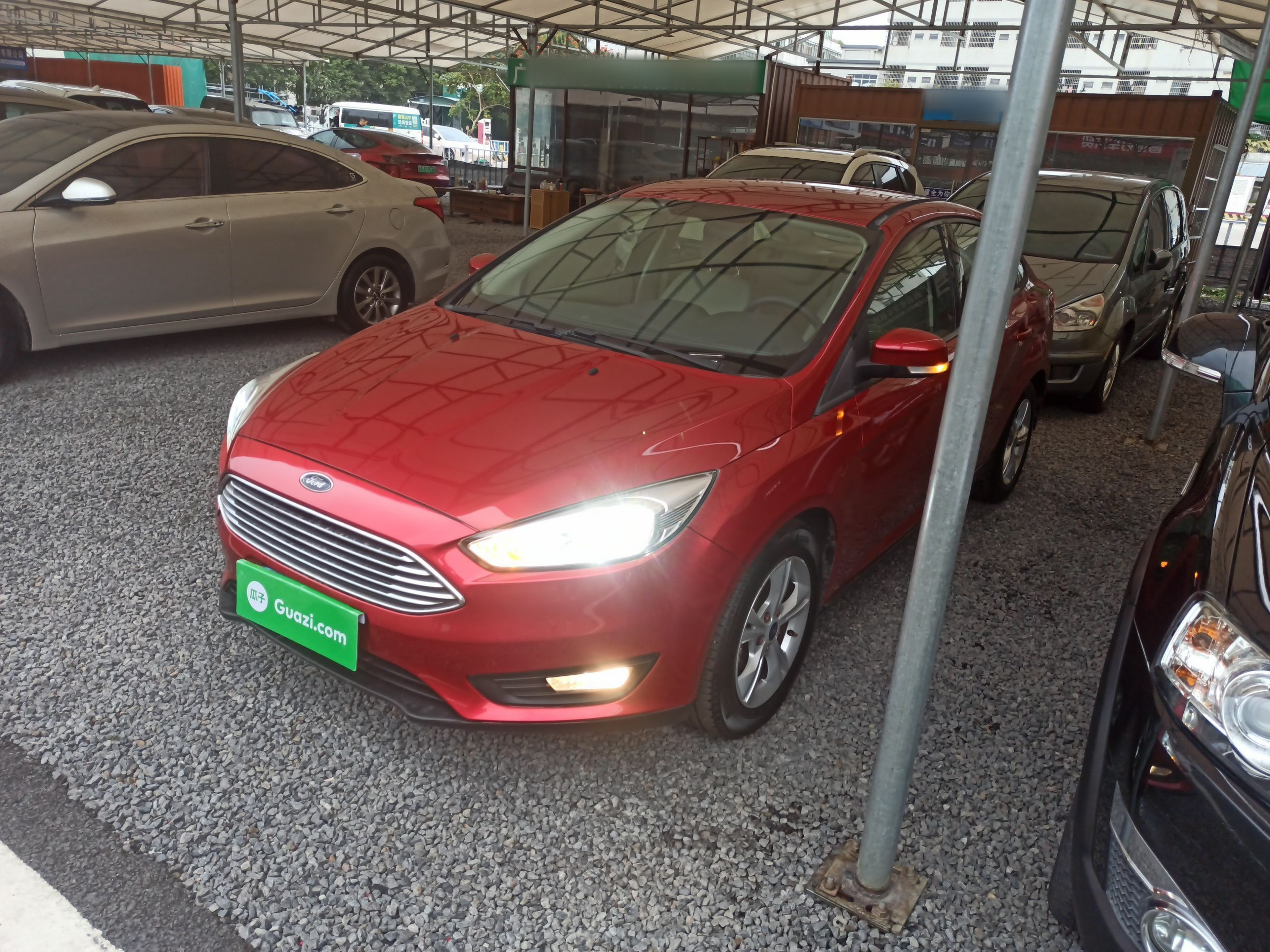 Под передней частью автомобиля