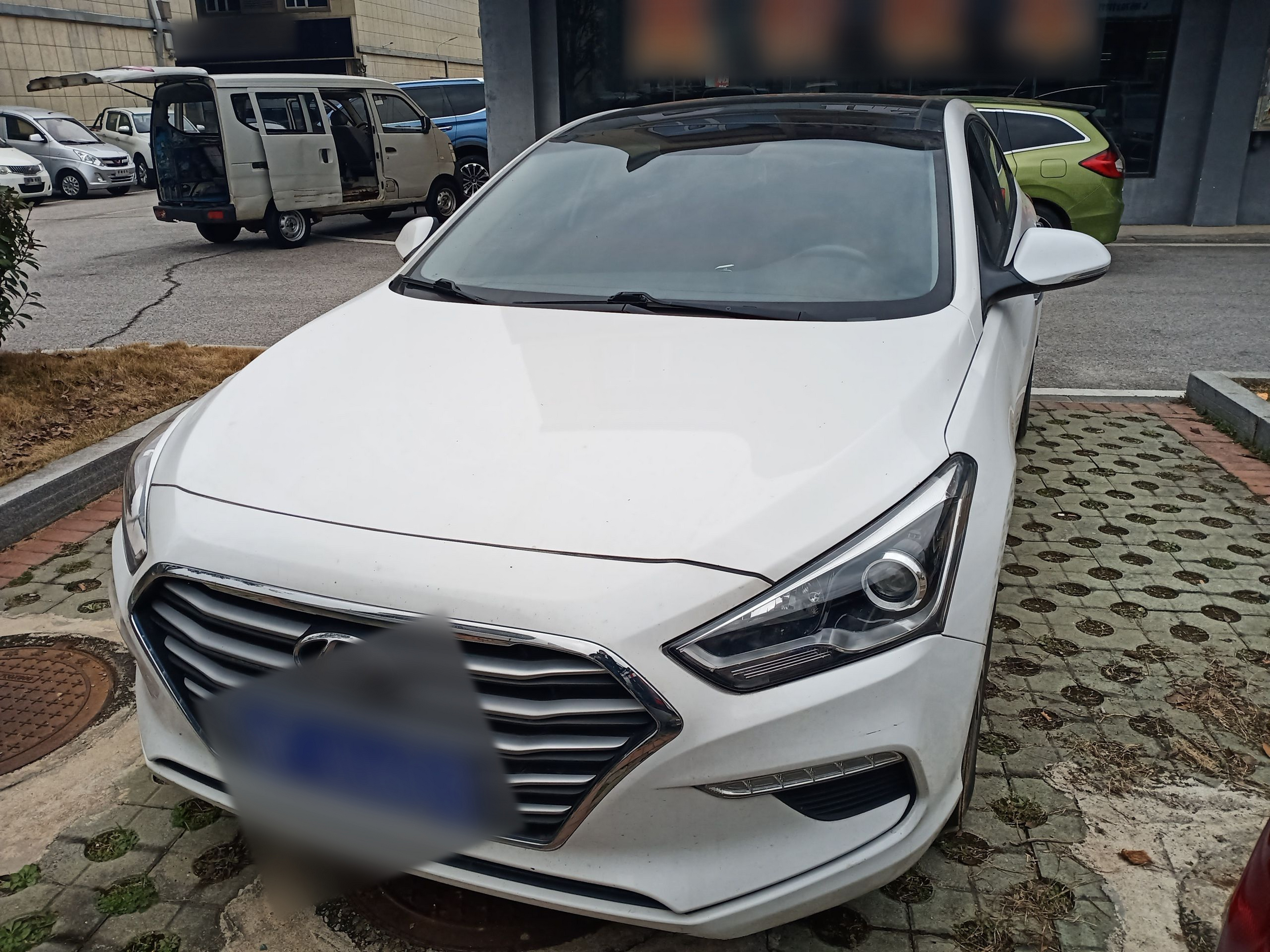 Под передней частью автомобиля