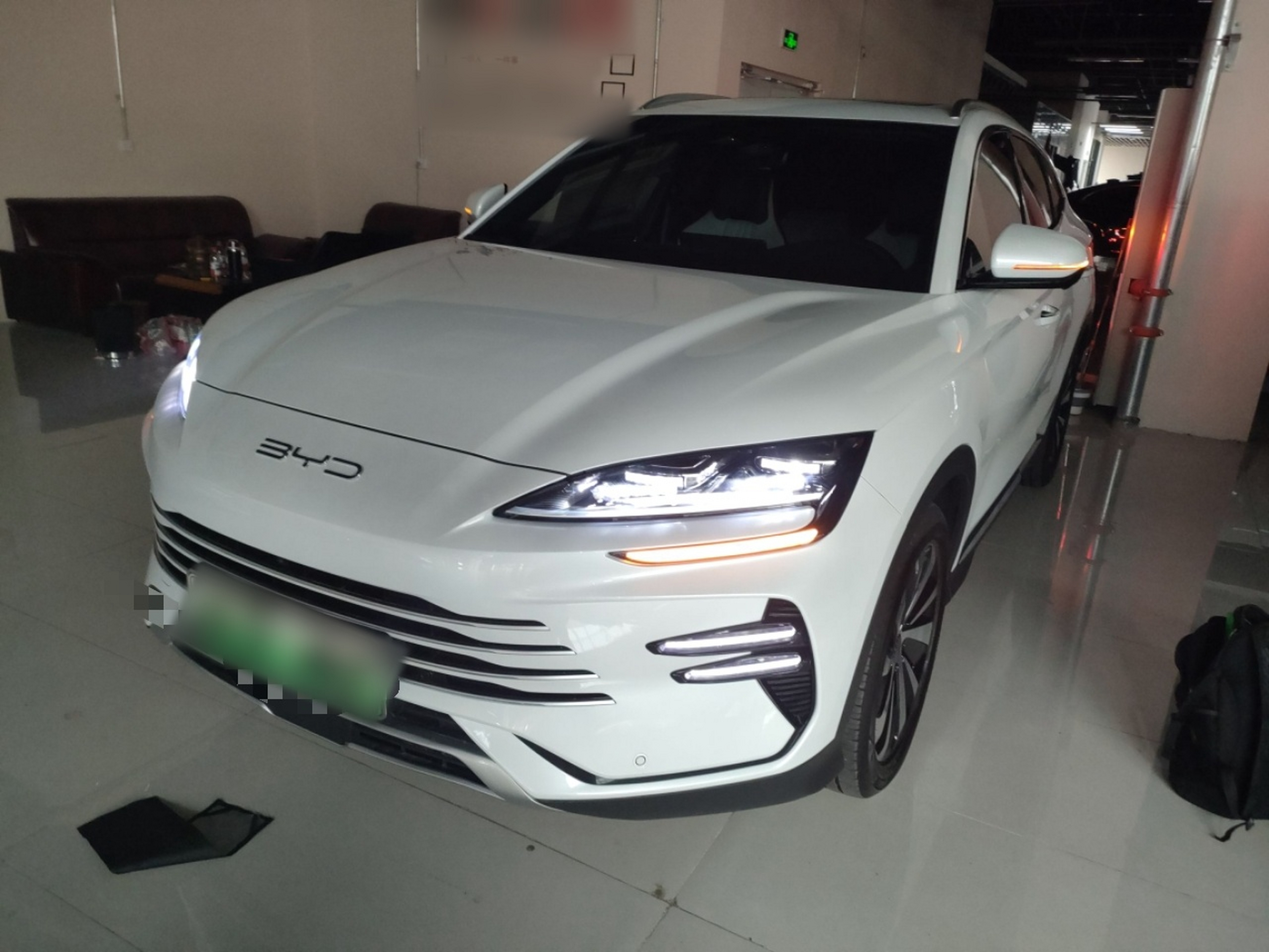 تحت مقدمة السيارة