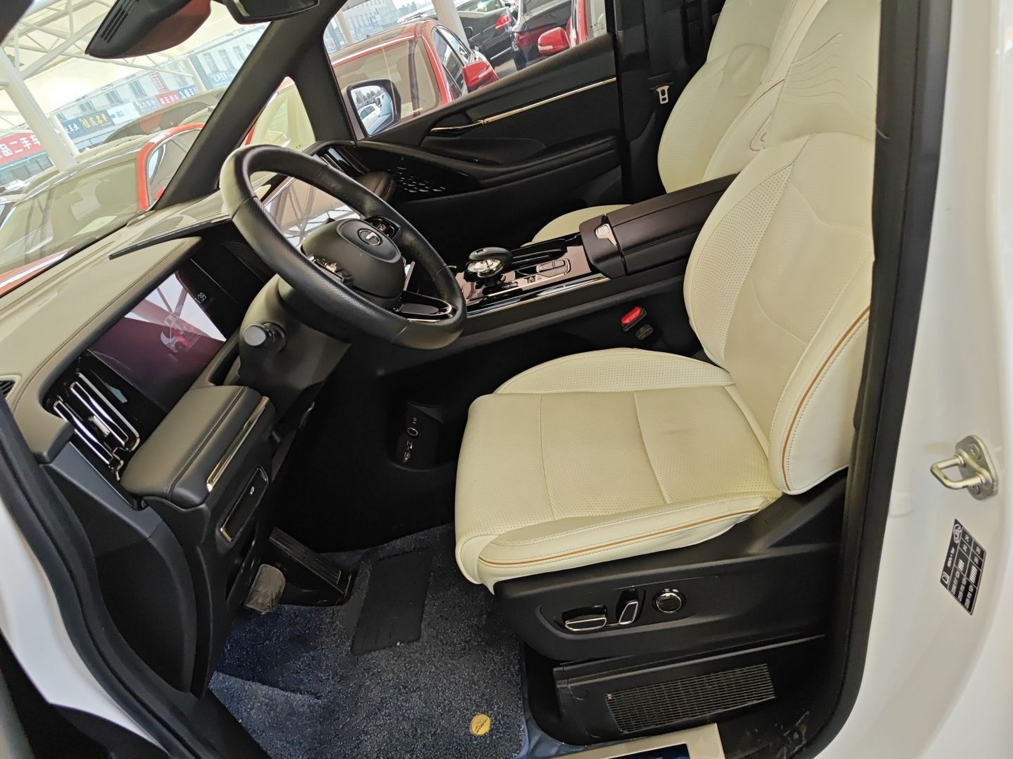 المقاعد الأمامية داخل السيارة