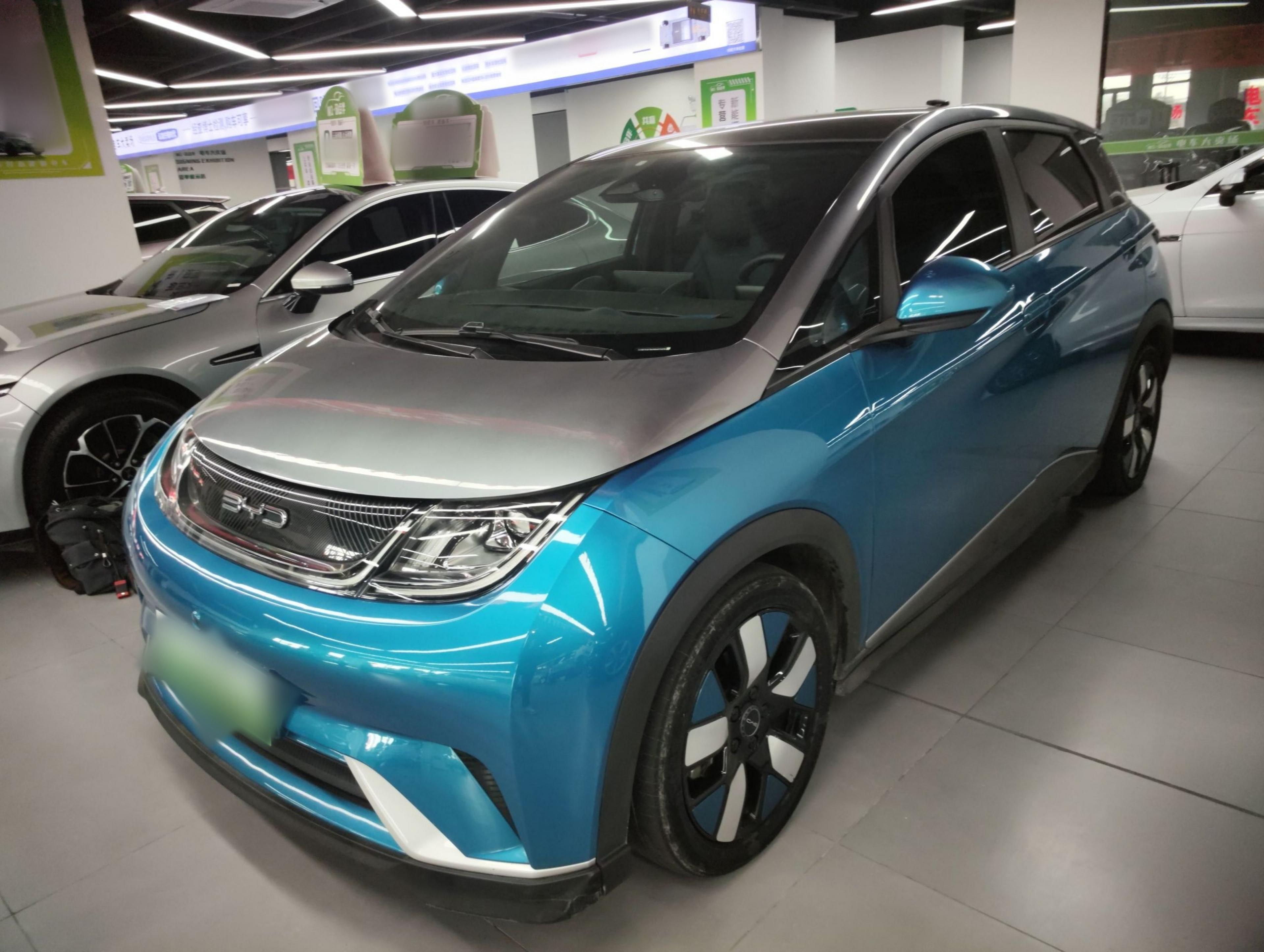 تحت مقدمة السيارة