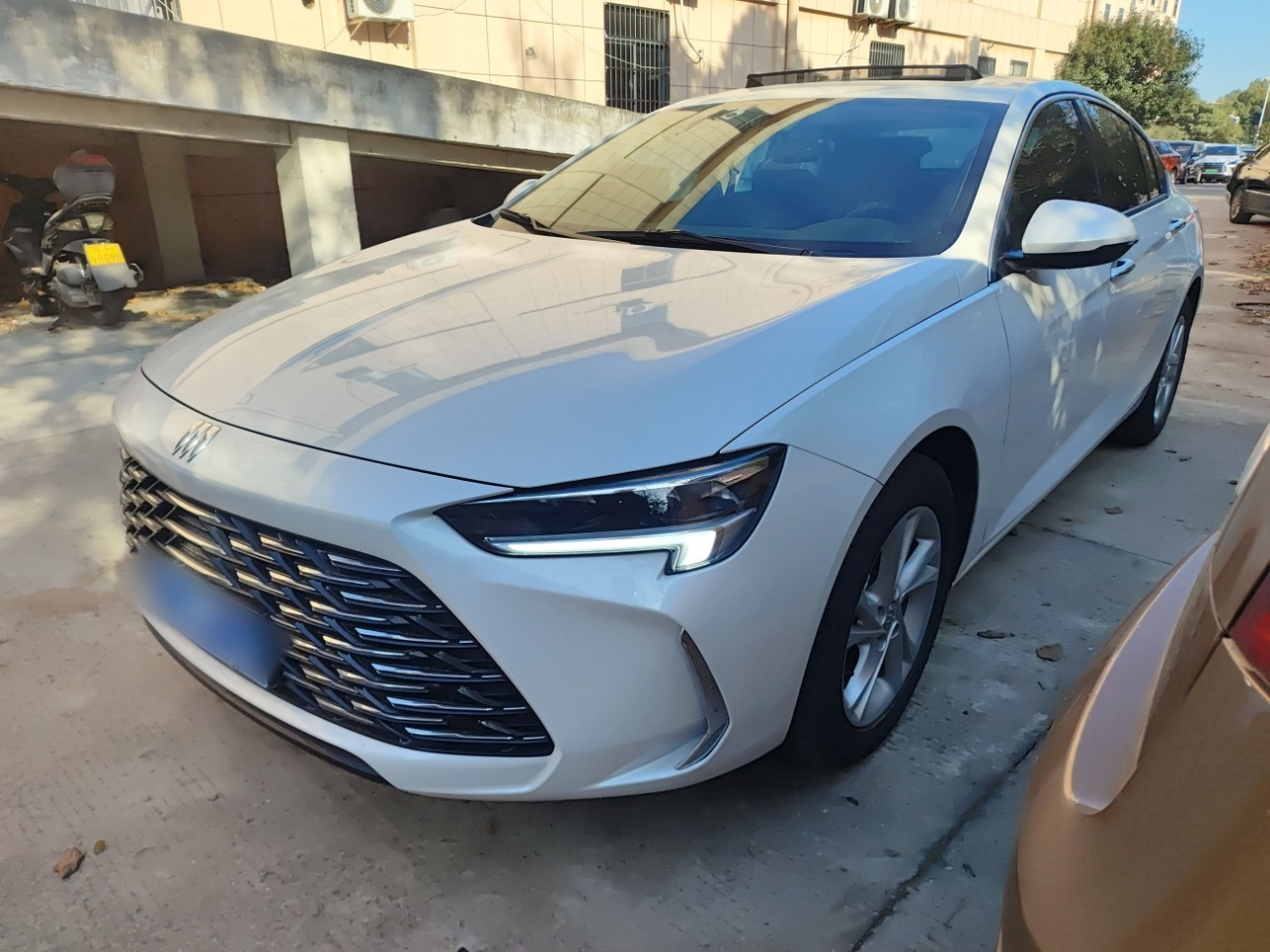 Под передней частью автомобиля