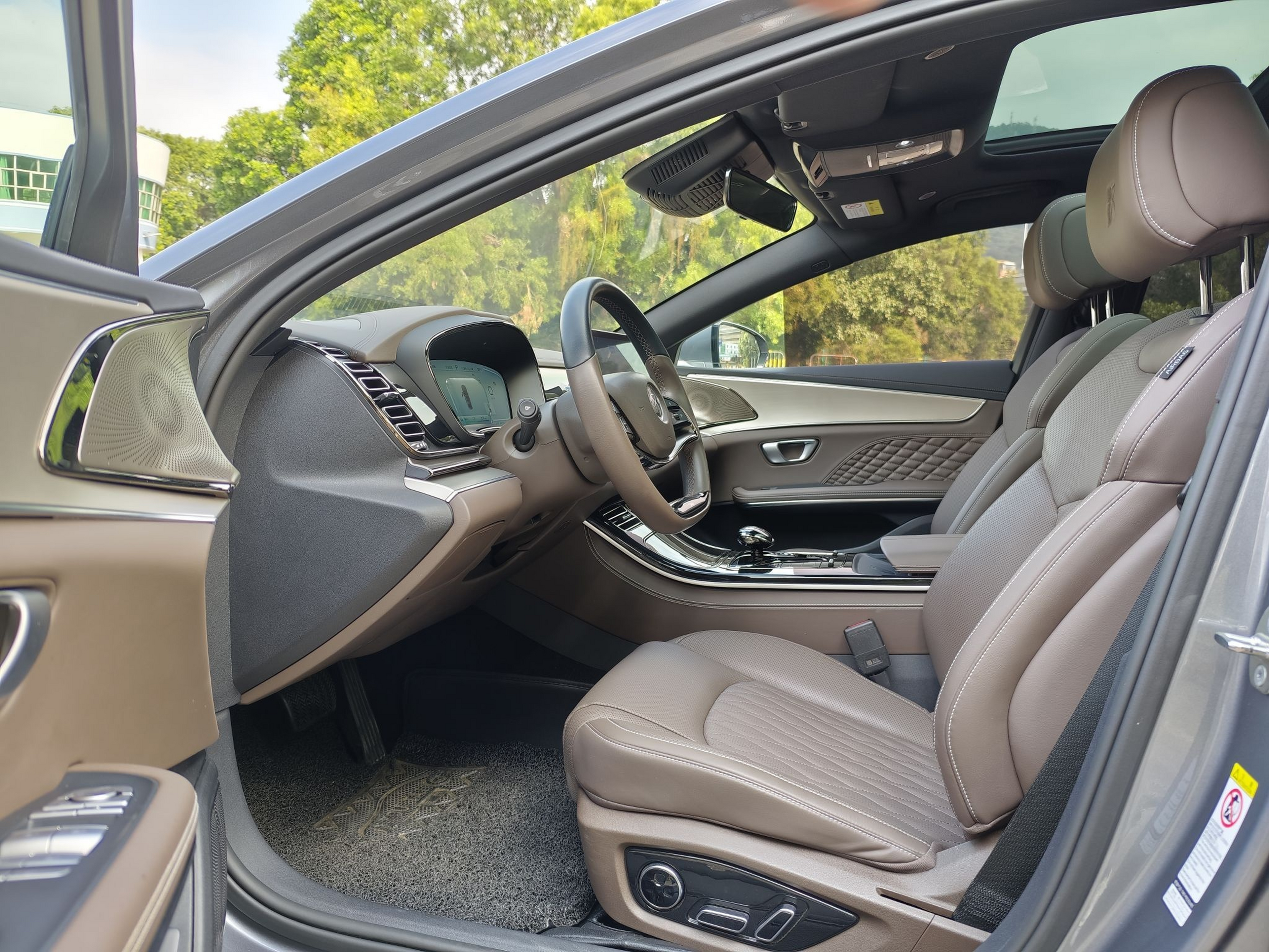 Переднее сиденье в автомобиле