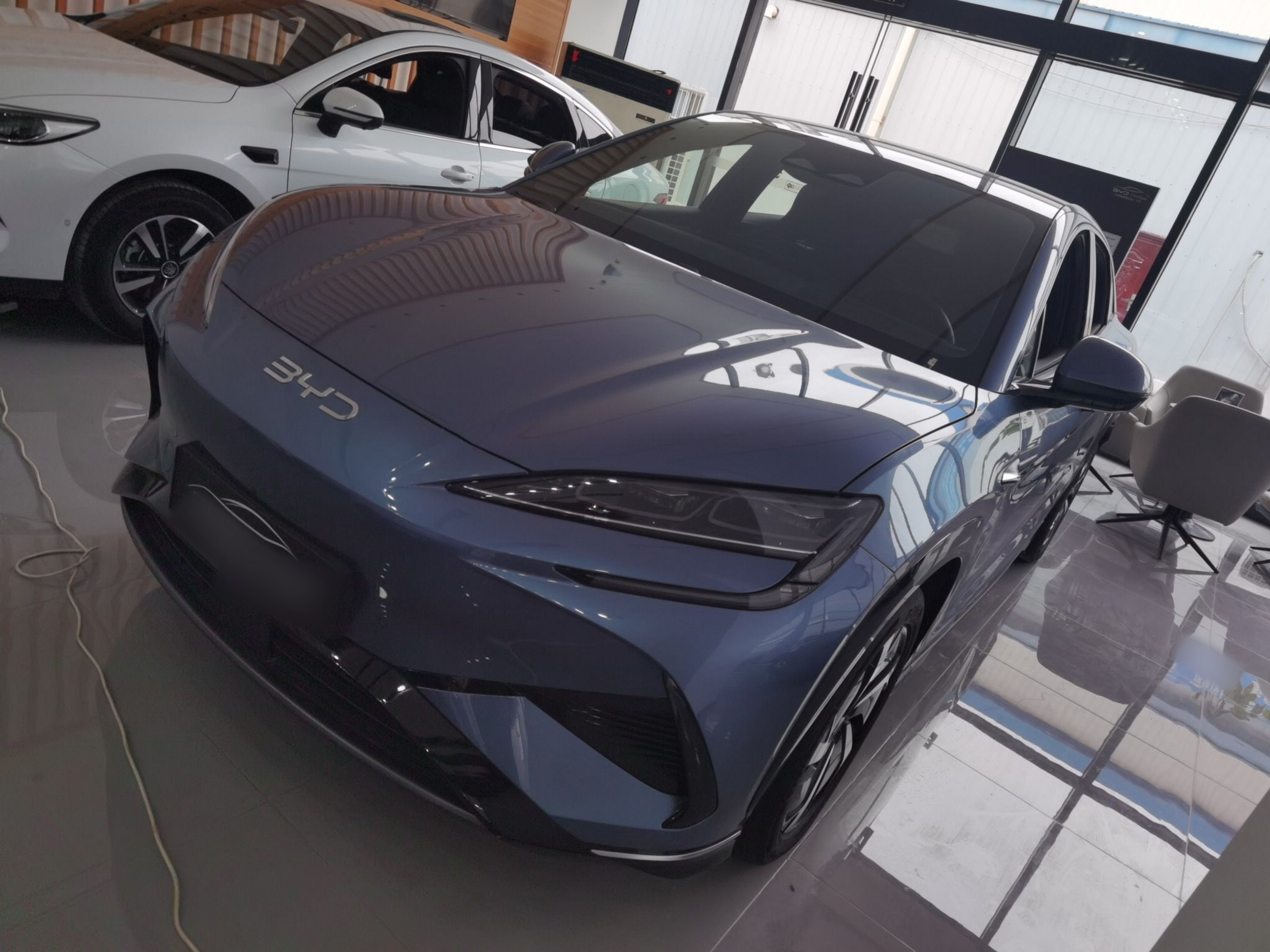 تحت مقدمة السيارة