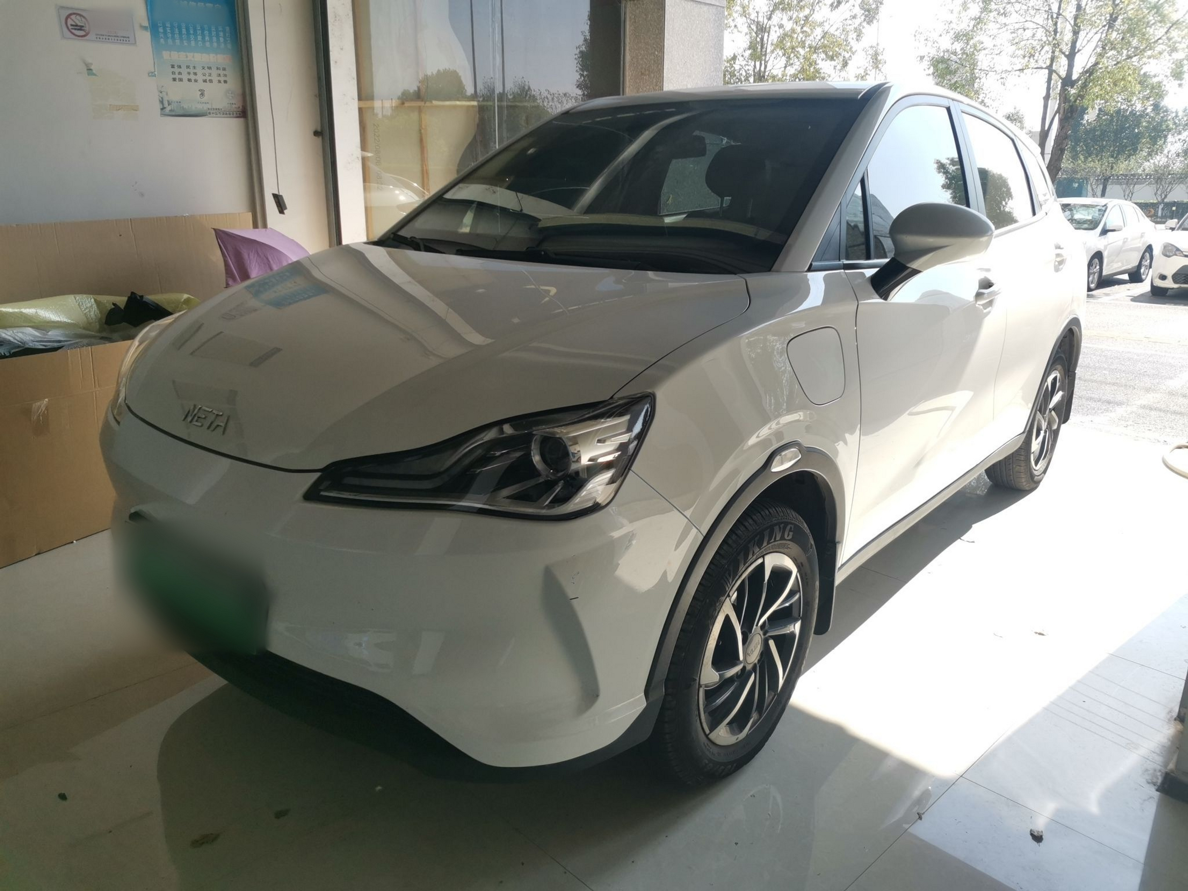 Под передней частью автомобиля