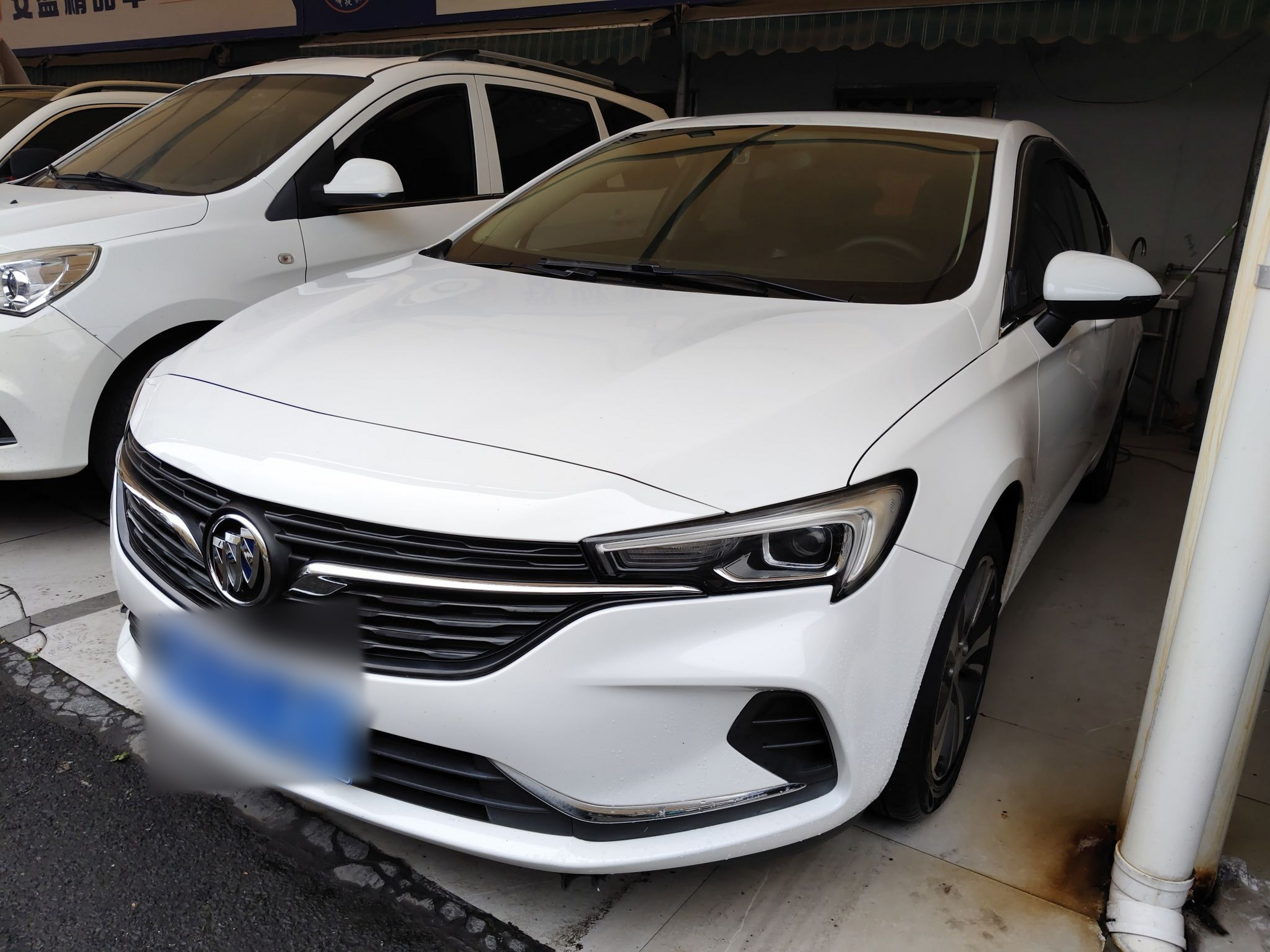 Под передней частью автомобиля