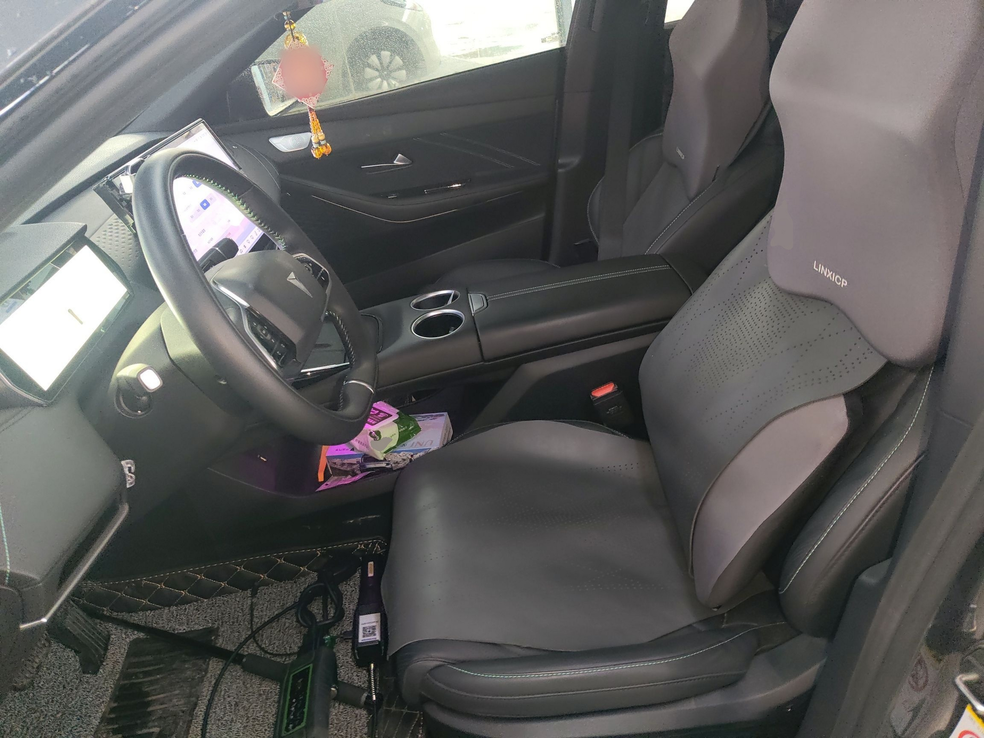 المقاعد الأمامية داخل السيارة