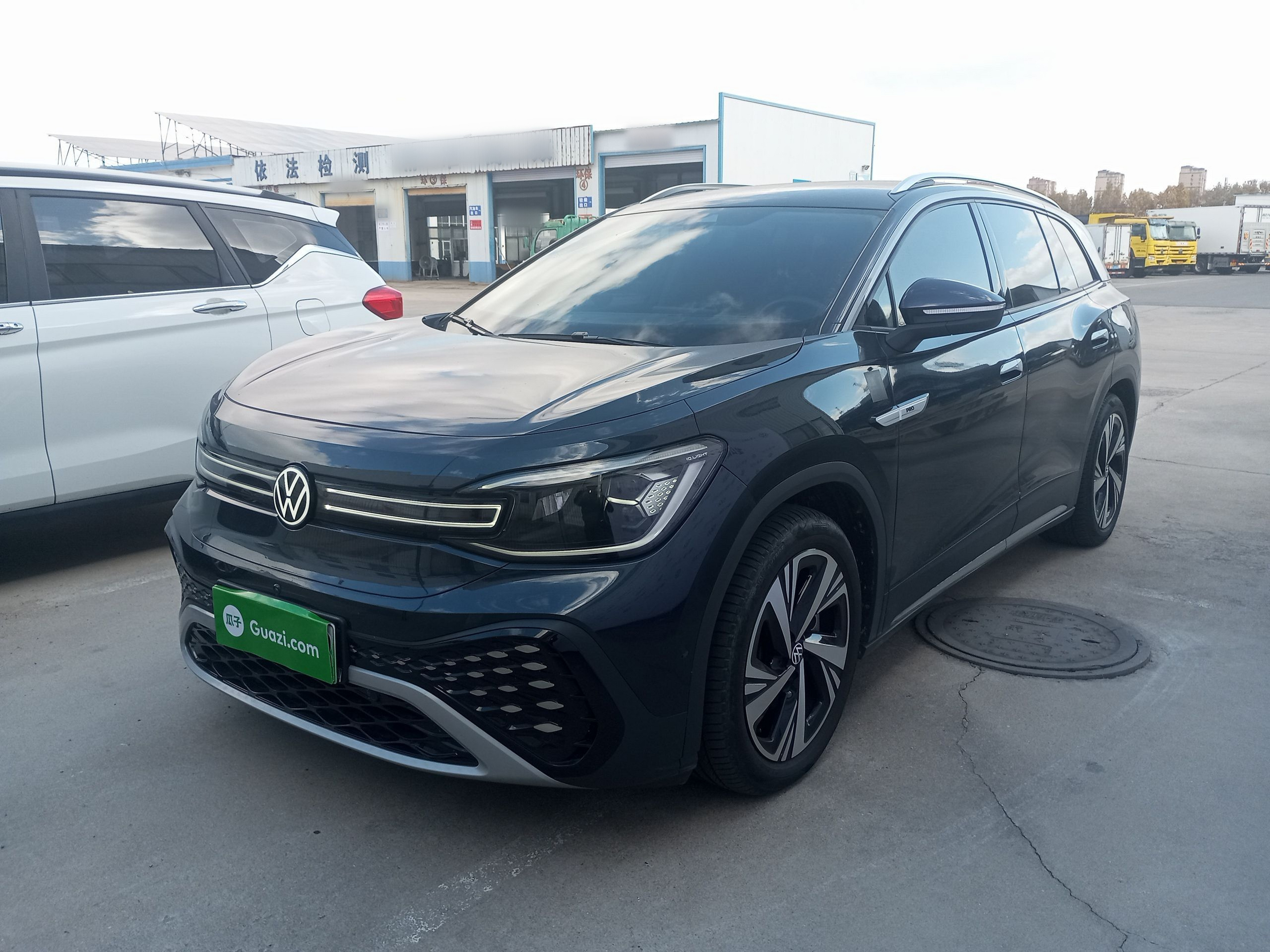 Под передней частью автомобиля