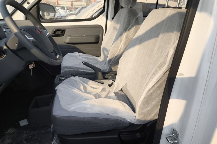 Used Wuling Yangguang 2024 300KM Comfort Version Passenger Van 75kW
