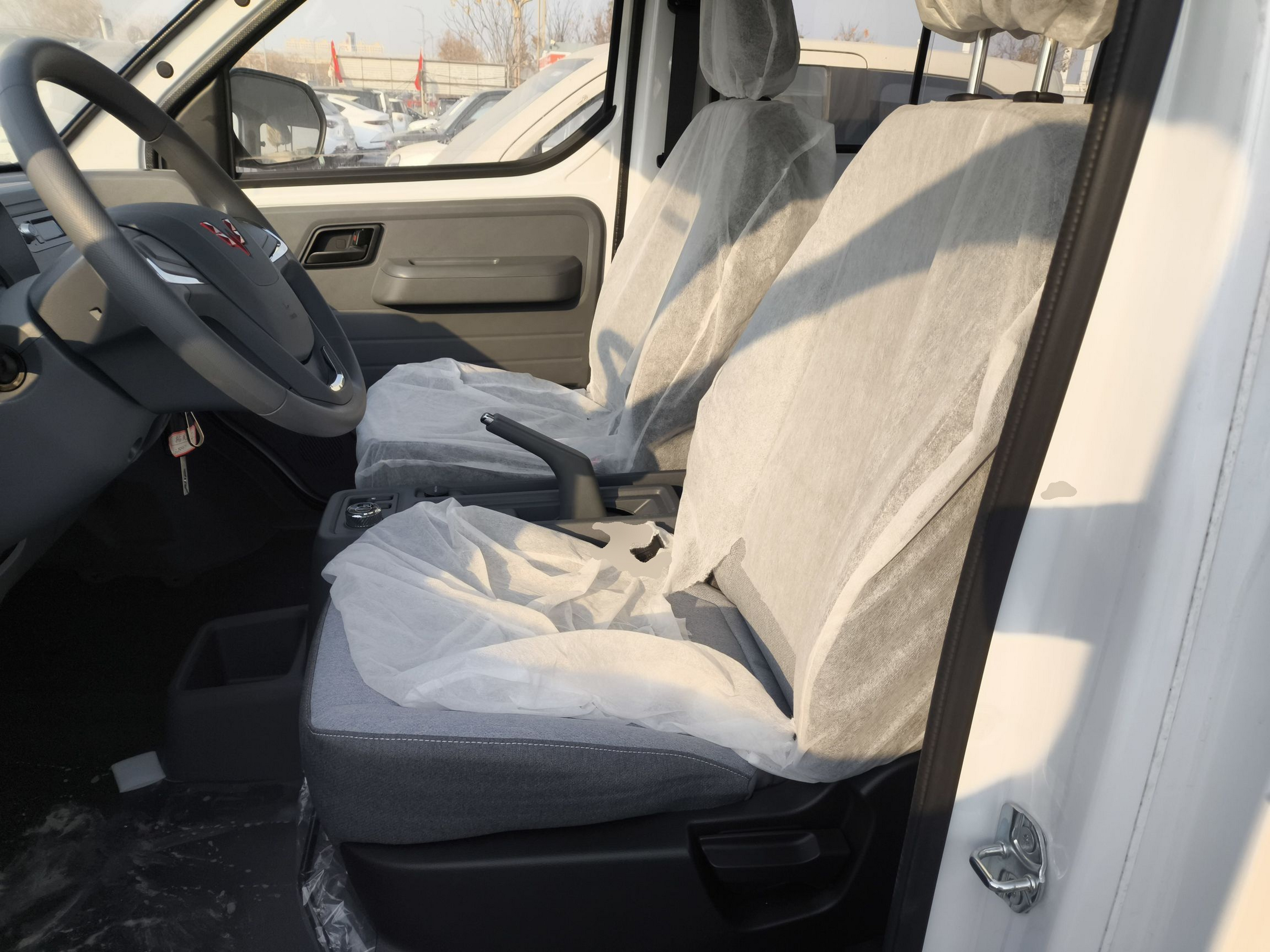 المقاعد الأمامية داخل السيارة