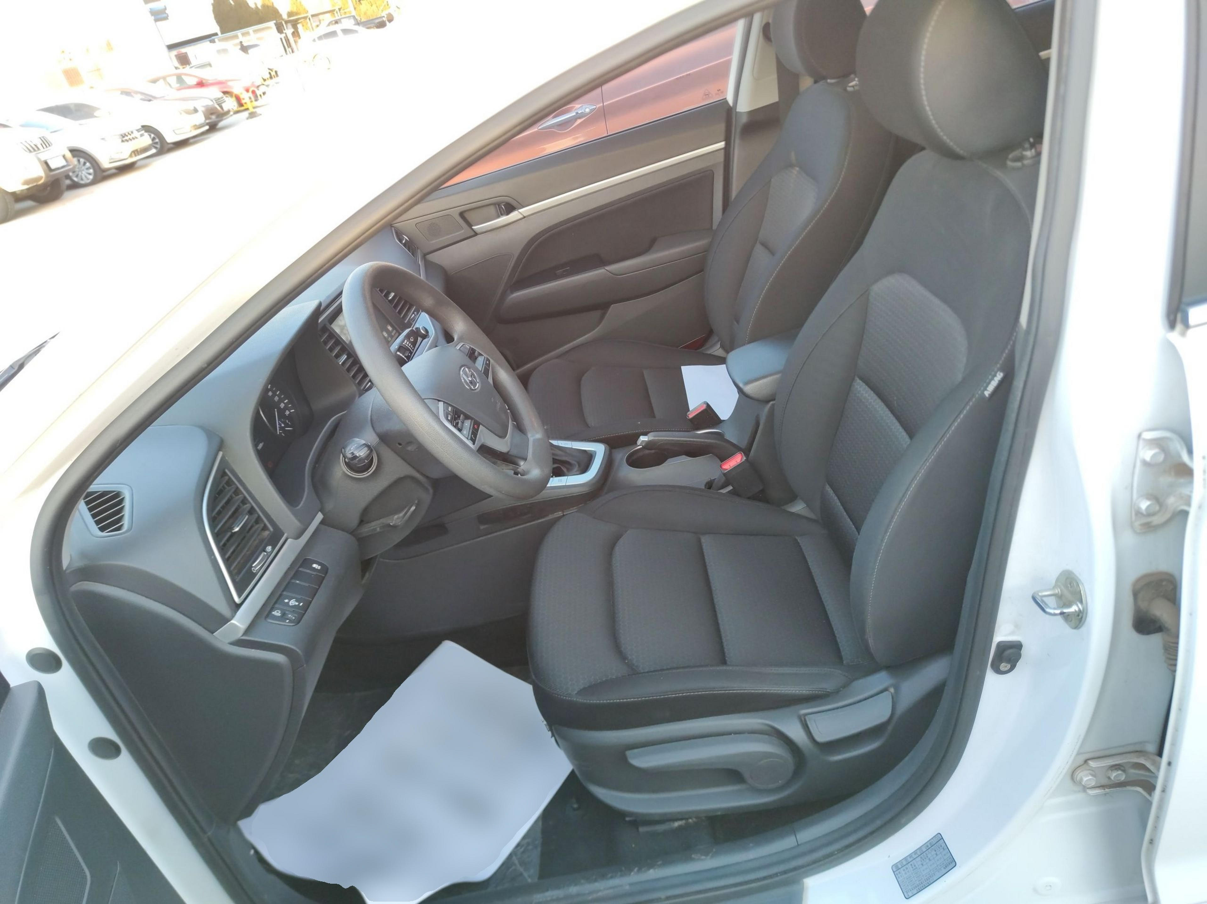 Переднее сиденье в автомобиле