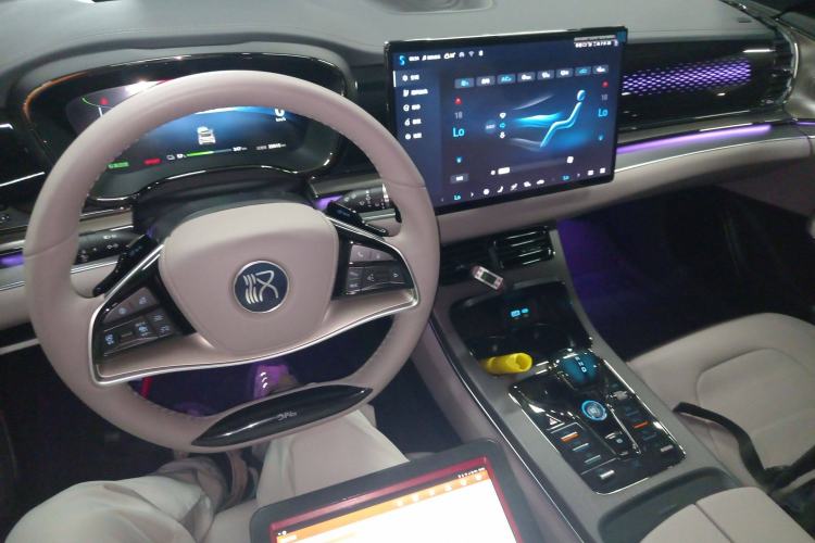 Used BYD Han 2024 EV Glory Edition 610 km All-Wheel Drive "Tian Shen Zhi Jia" Intelligent Driving Model
