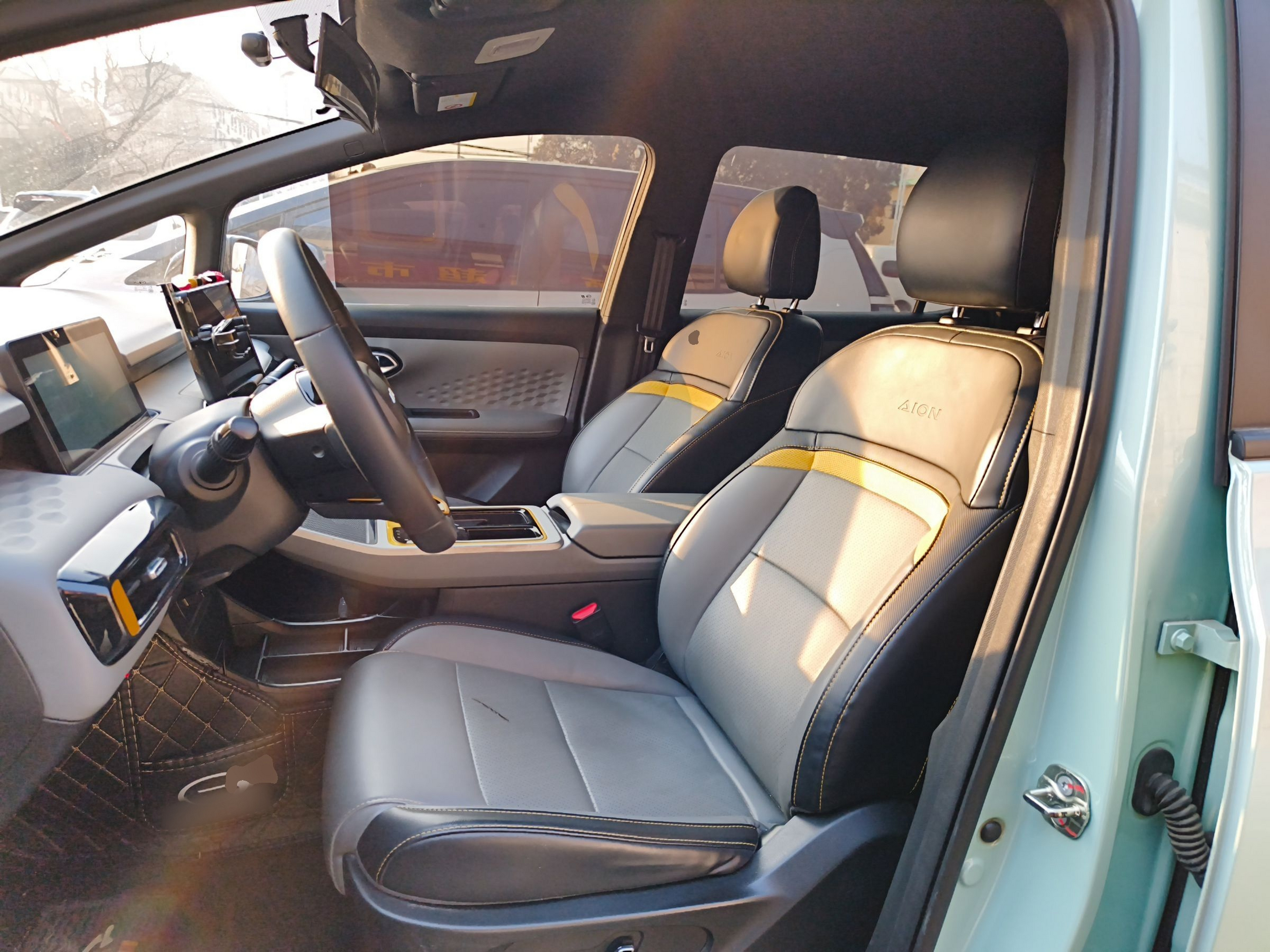 المقاعد الأمامية داخل السيارة