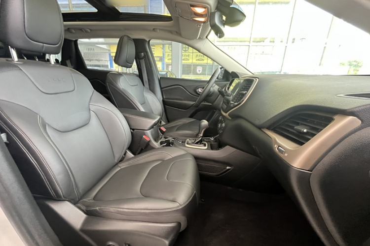 Used  Cherokee 2016 2.4L Professional Edition
