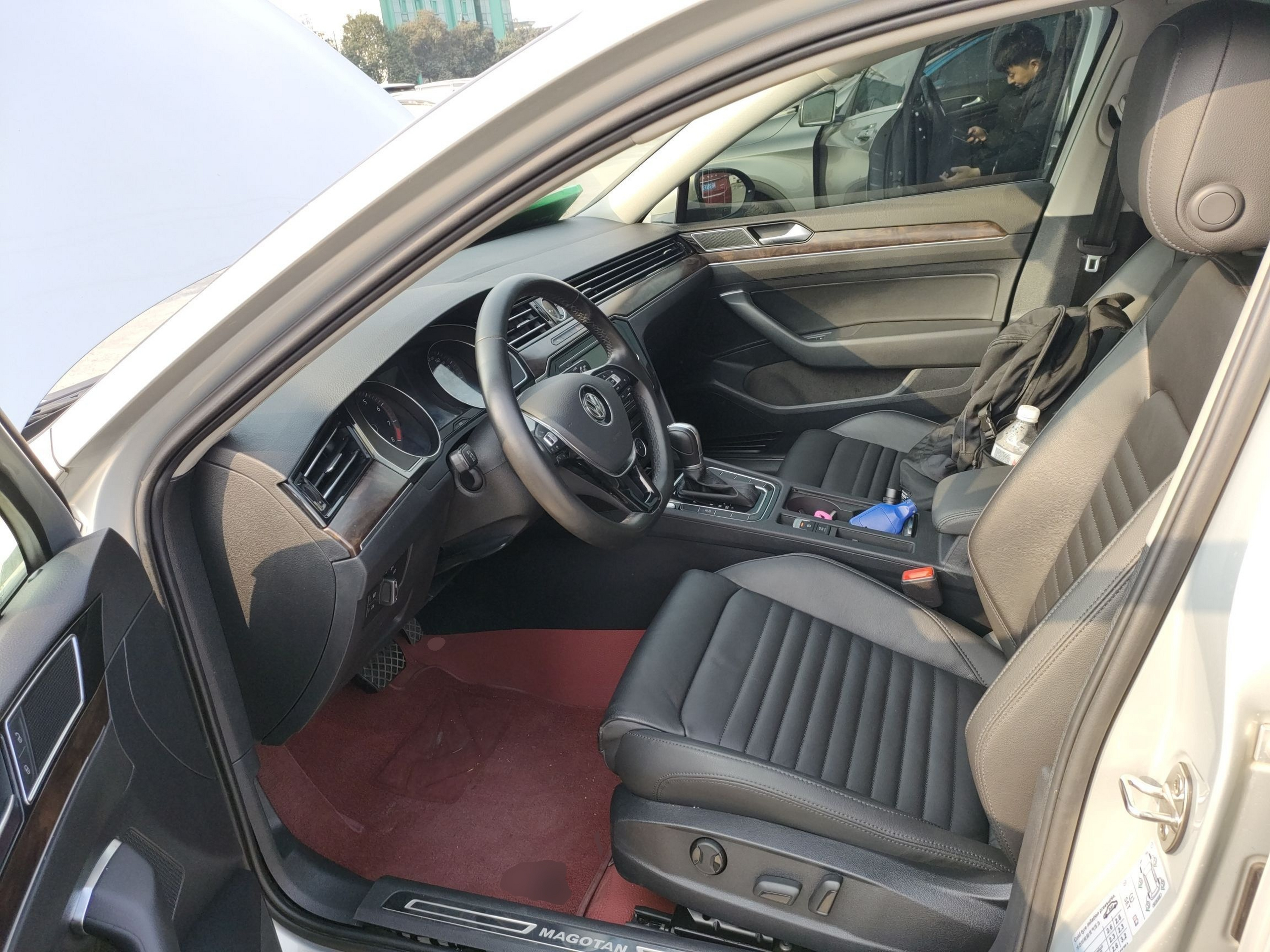 Переднее сиденье в автомобиле