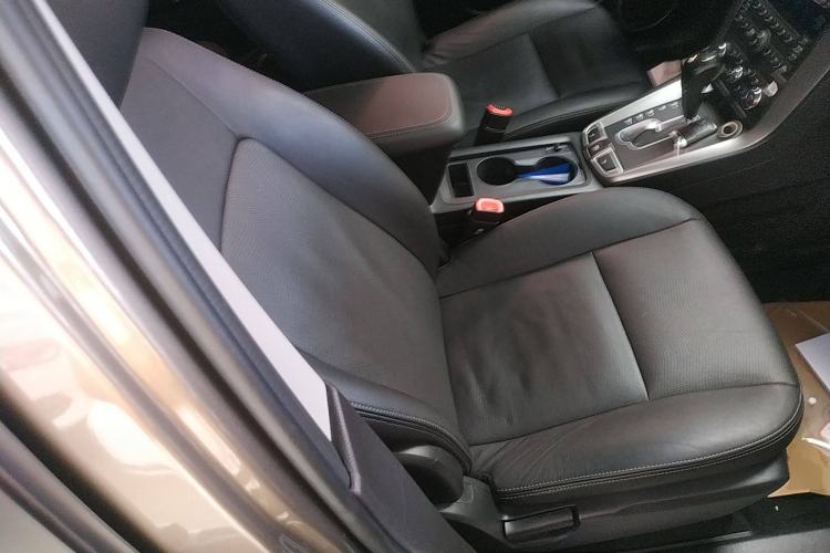 Used Chevrolet Captiva 2015 2.4L 4x4 Flagship Edition 7-Seater
