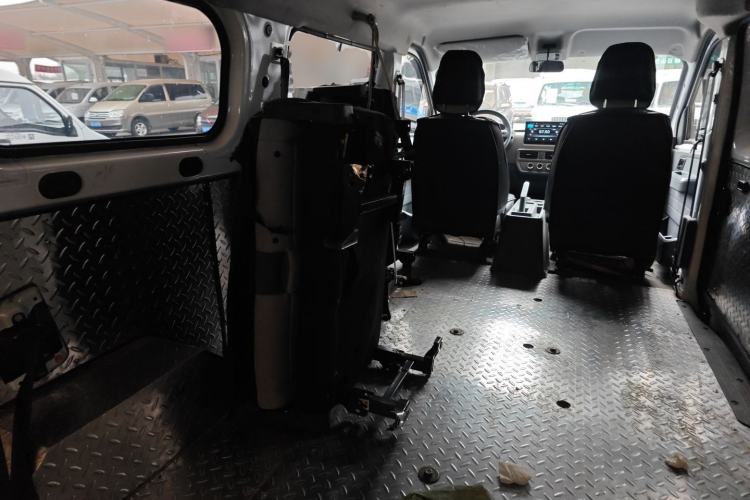 Used Wuling Yangguang 2024 300KM Comfort Version Passenger Van 75kW
