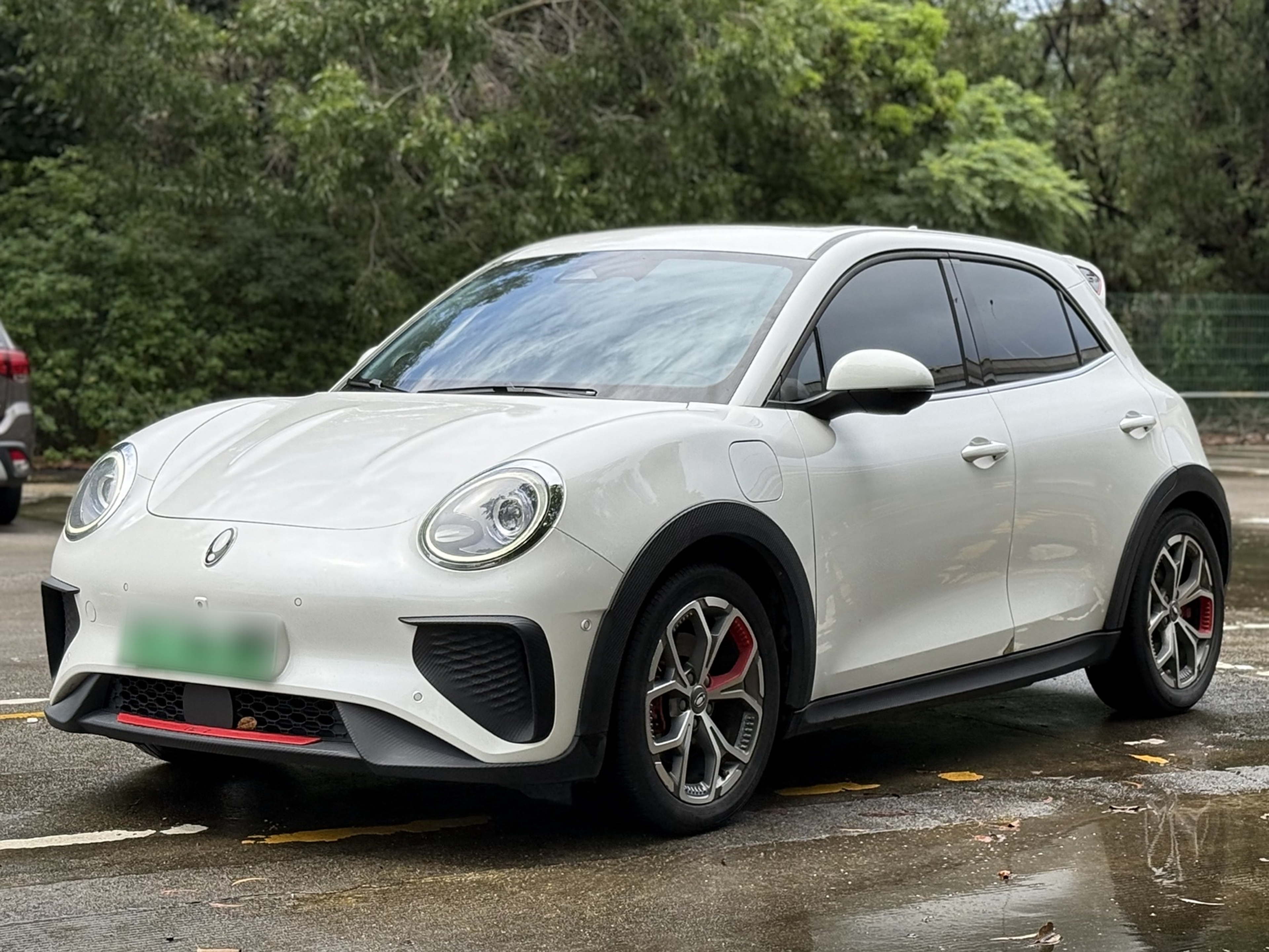 تحت مقدمة السيارة