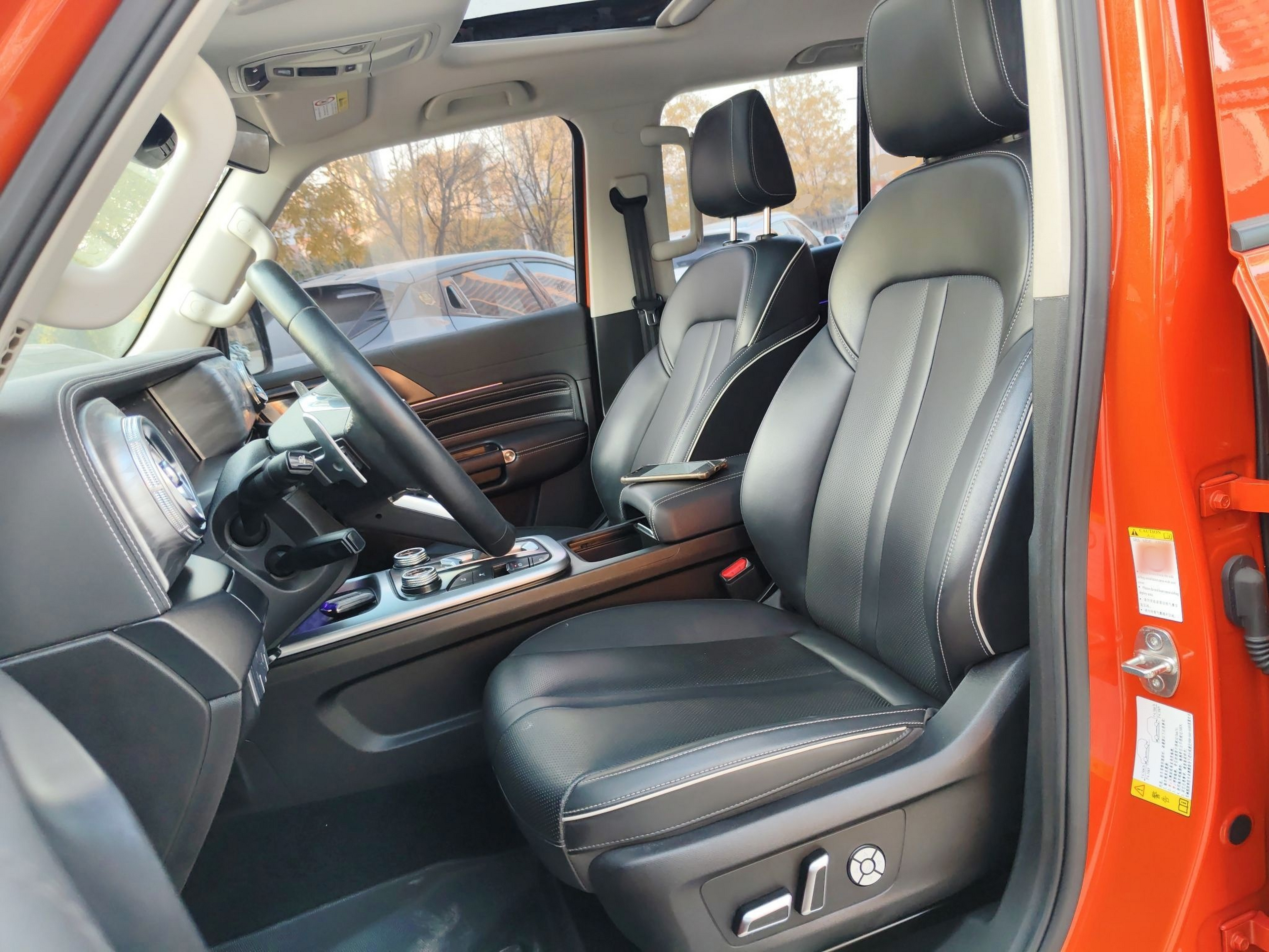 المقاعد الأمامية داخل السيارة