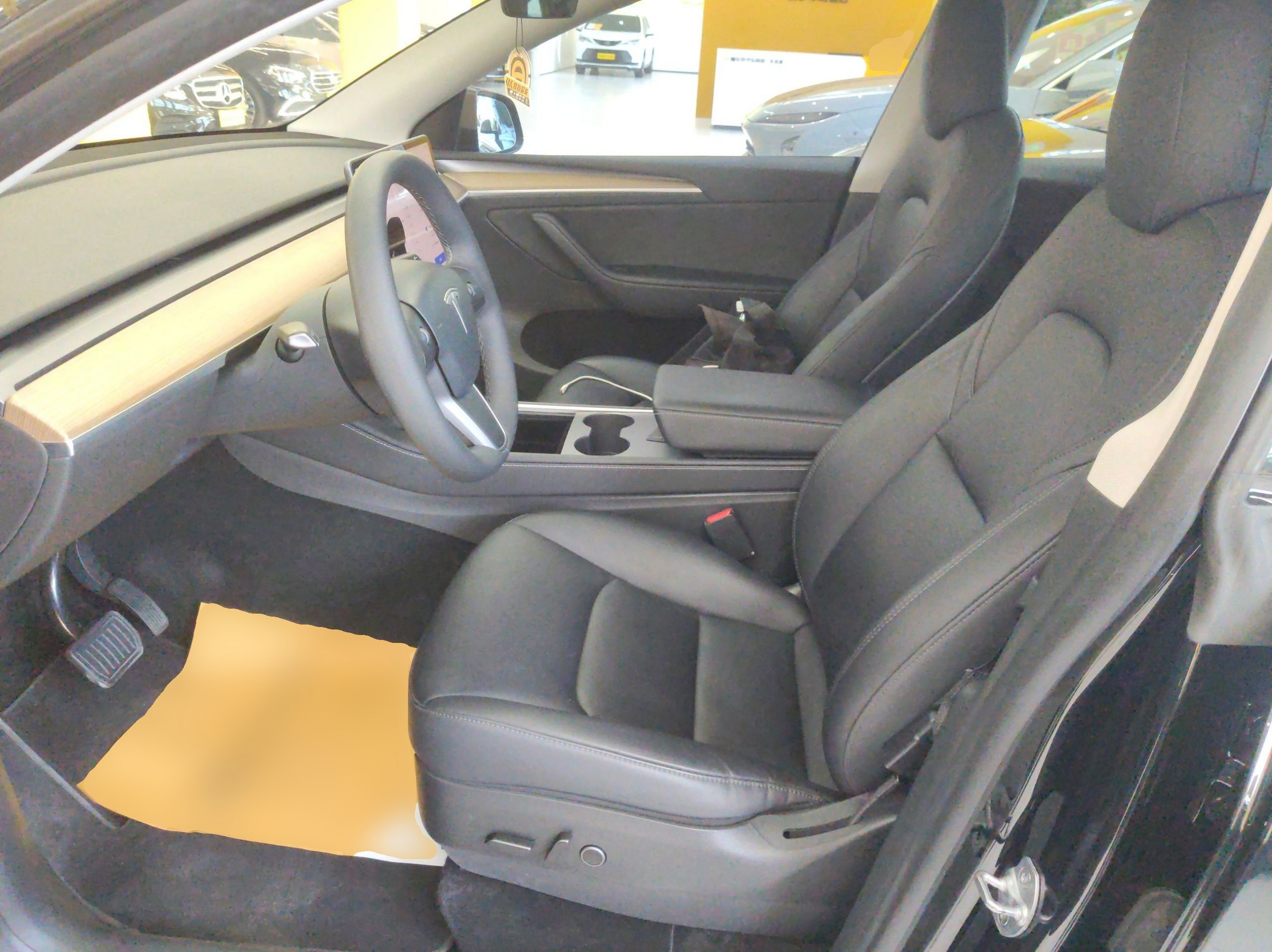 المقاعد الأمامية داخل السيارة