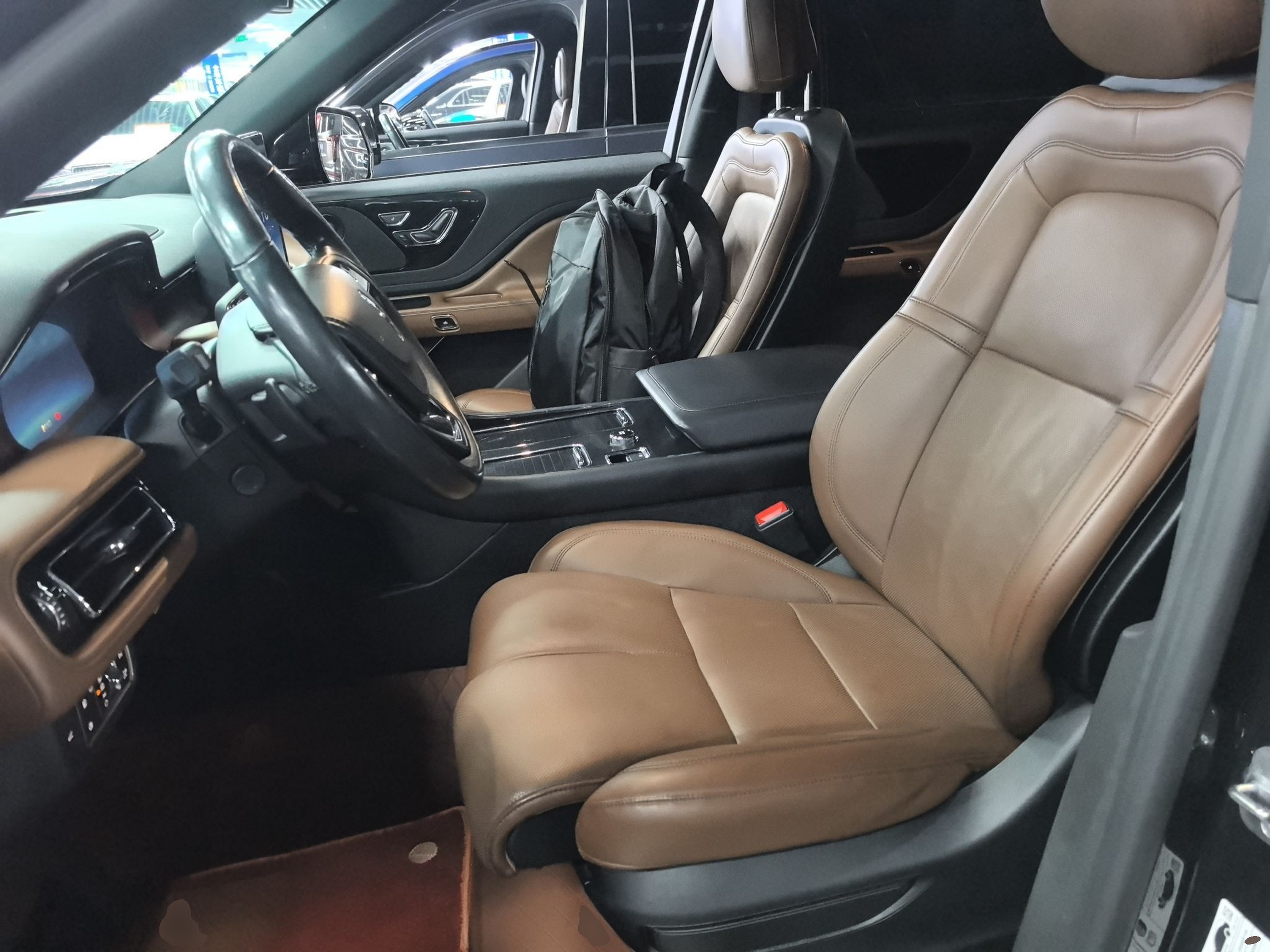 Переднее сиденье в автомобиле