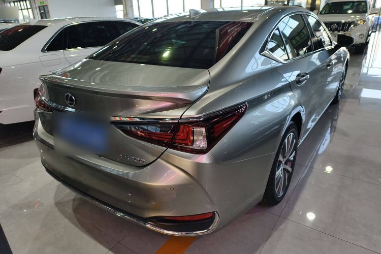 Used Lexus ES 2020 300h Premier Edition
