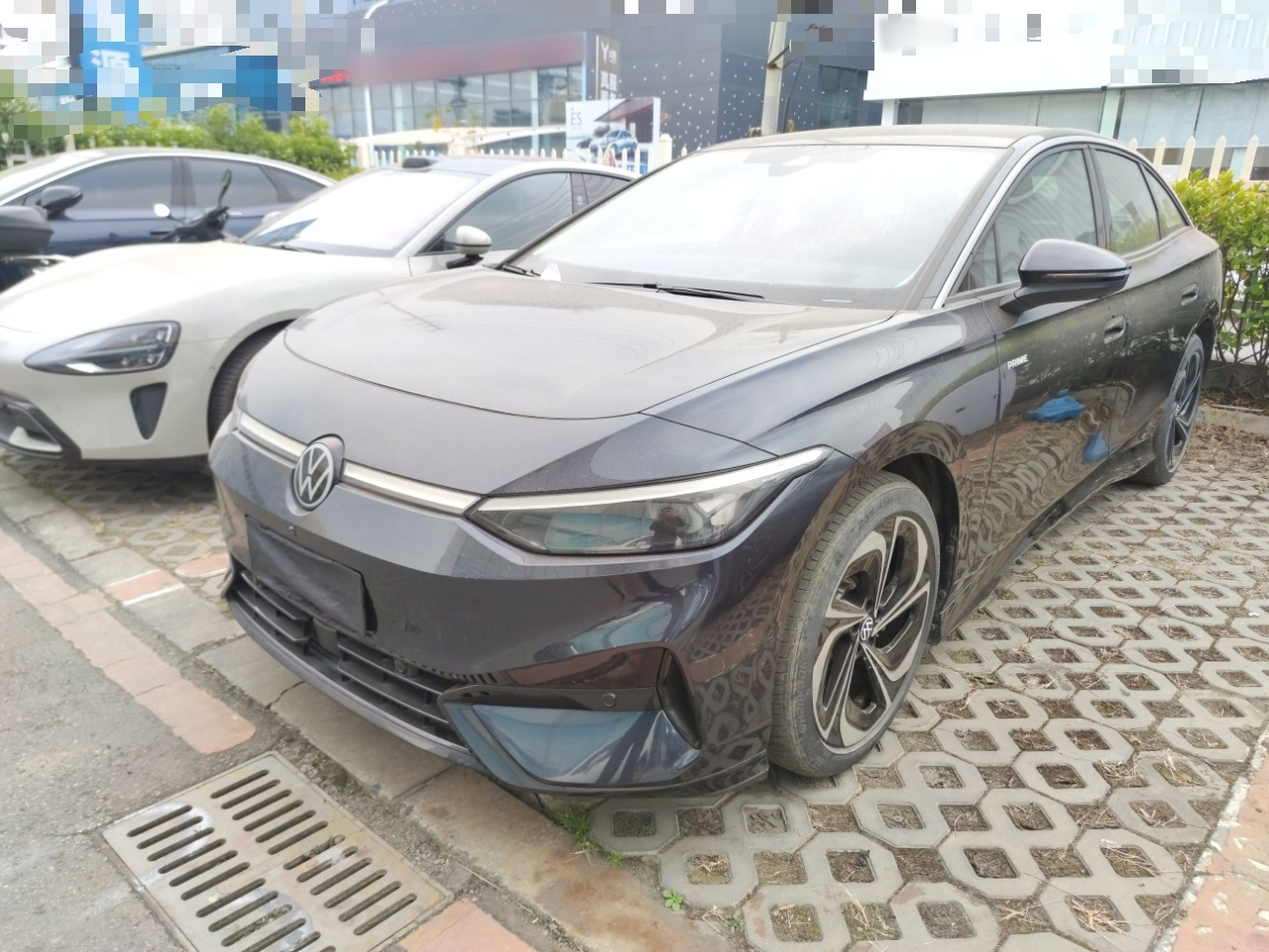 Под передней частью автомобиля