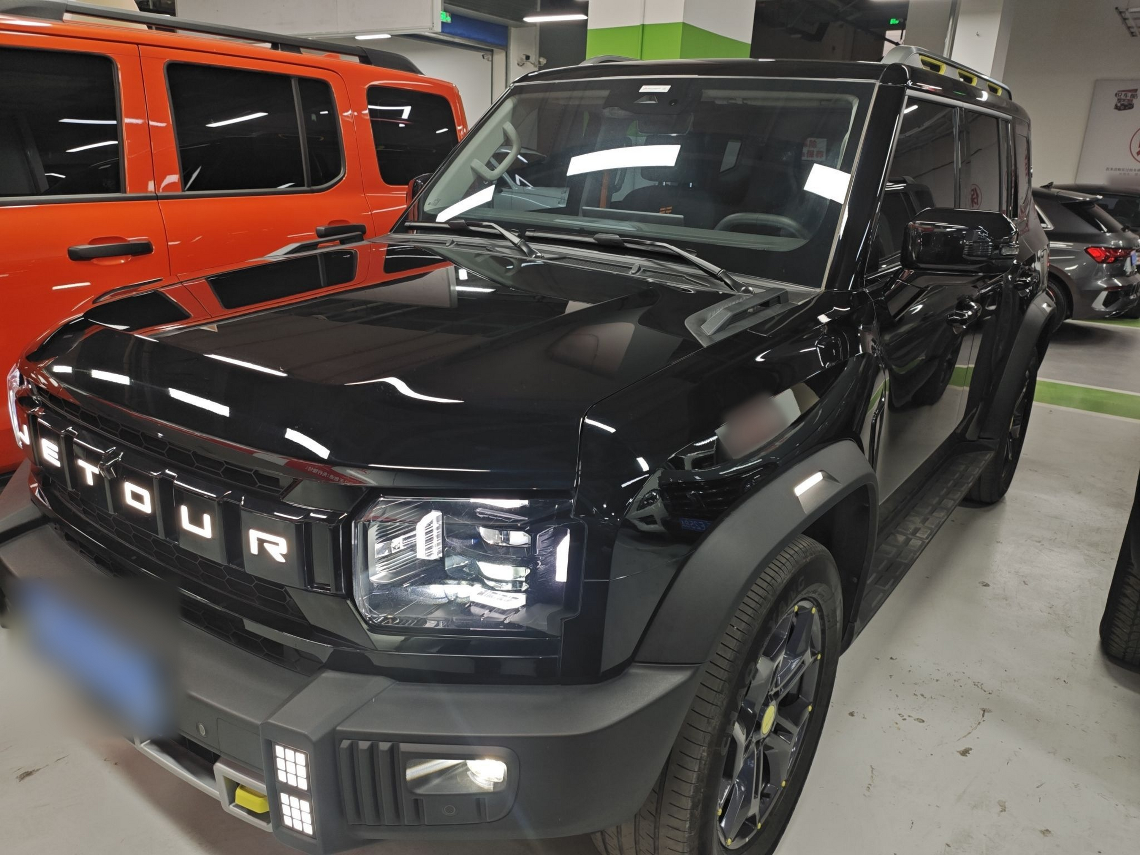 تحت مقدمة السيارة