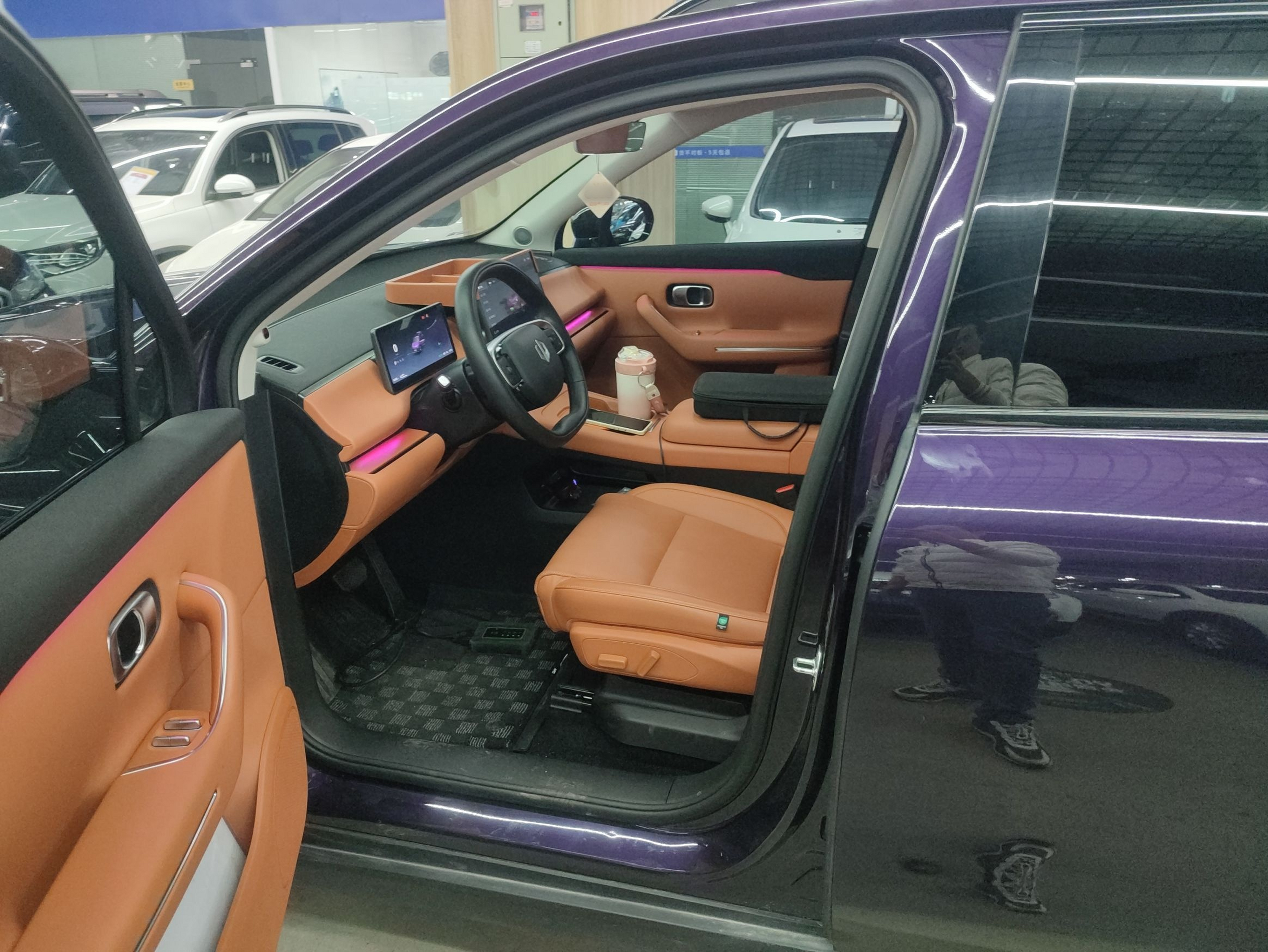 المقاعد الأمامية داخل السيارة