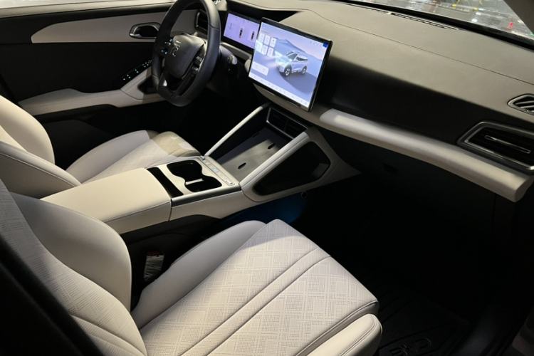 Used BYD Yuan UP 2025 Intelligent Driving Version 401 KM Dynamic Edition
