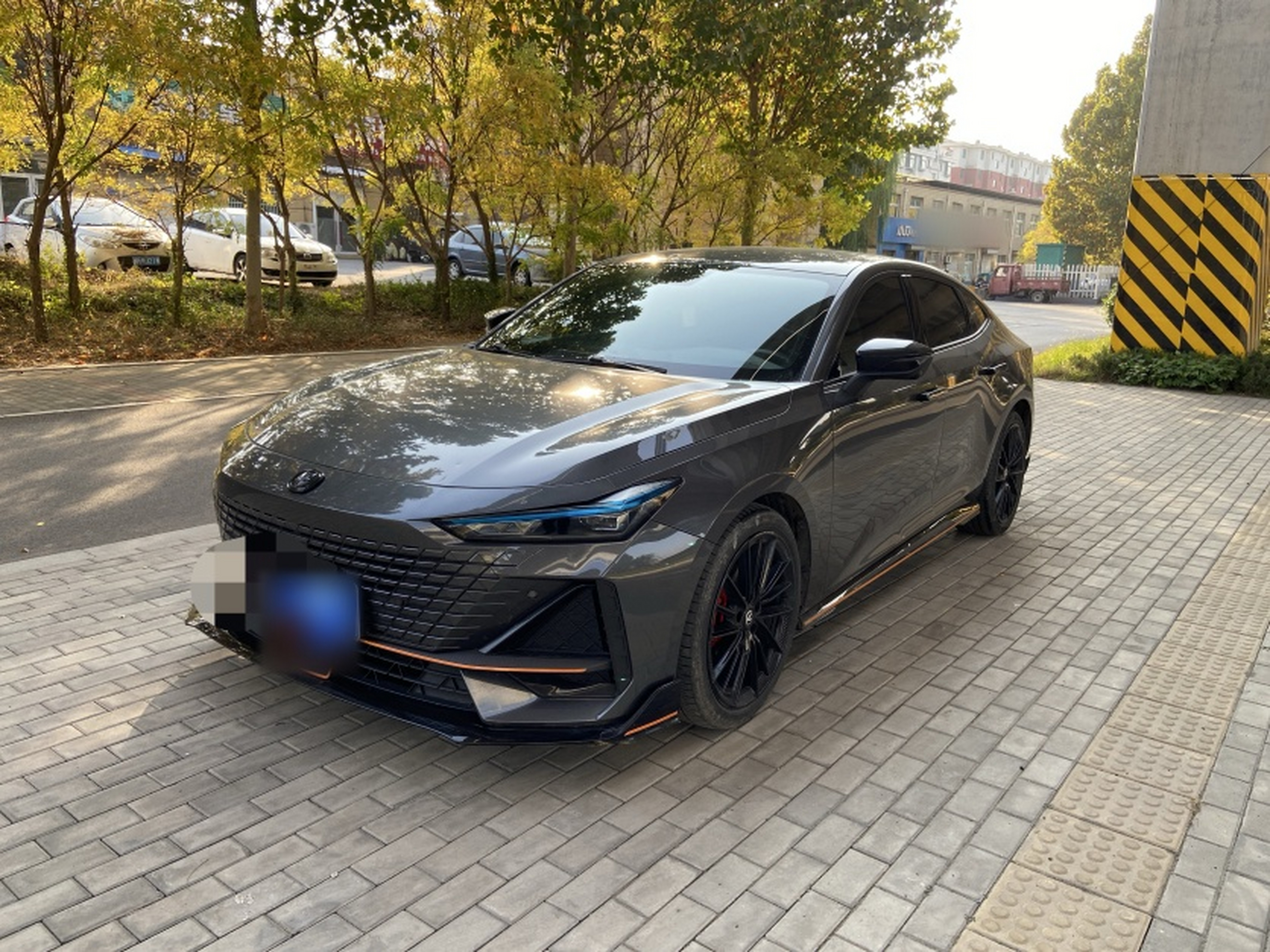 Под передней частью автомобиля