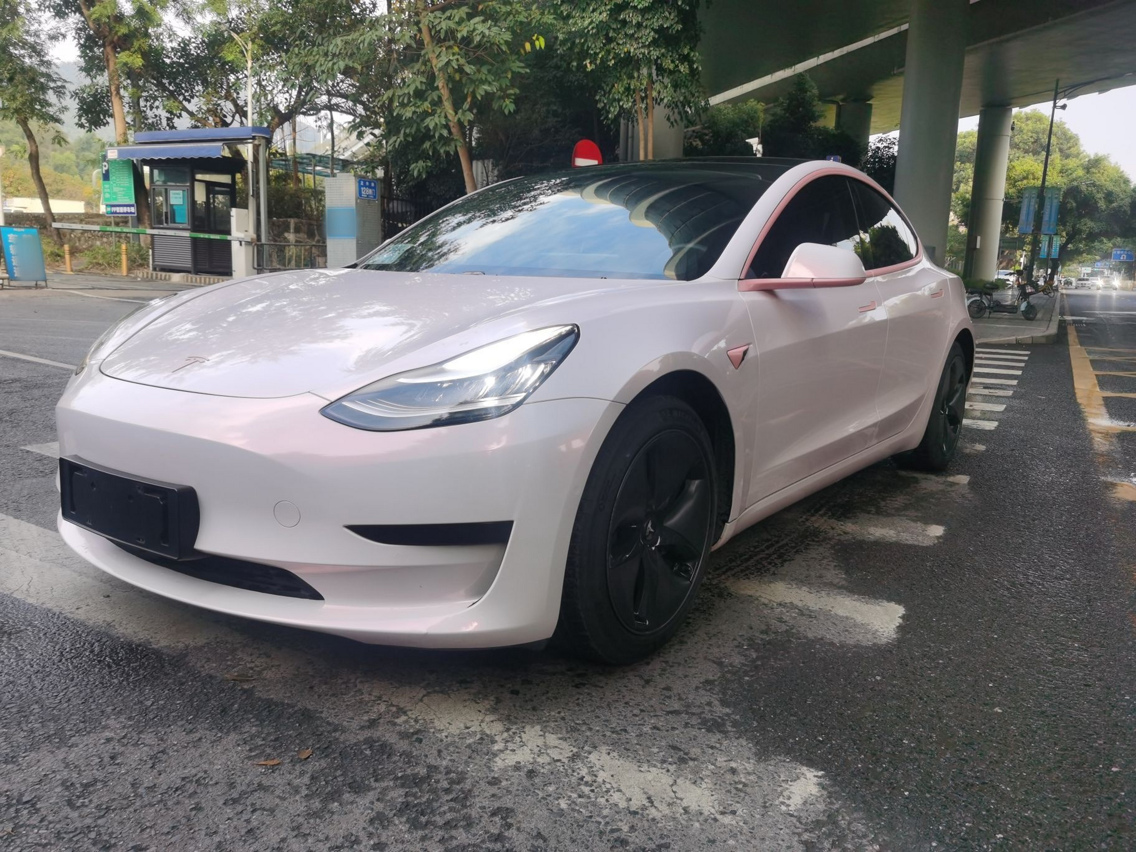 Под передней частью автомобиля