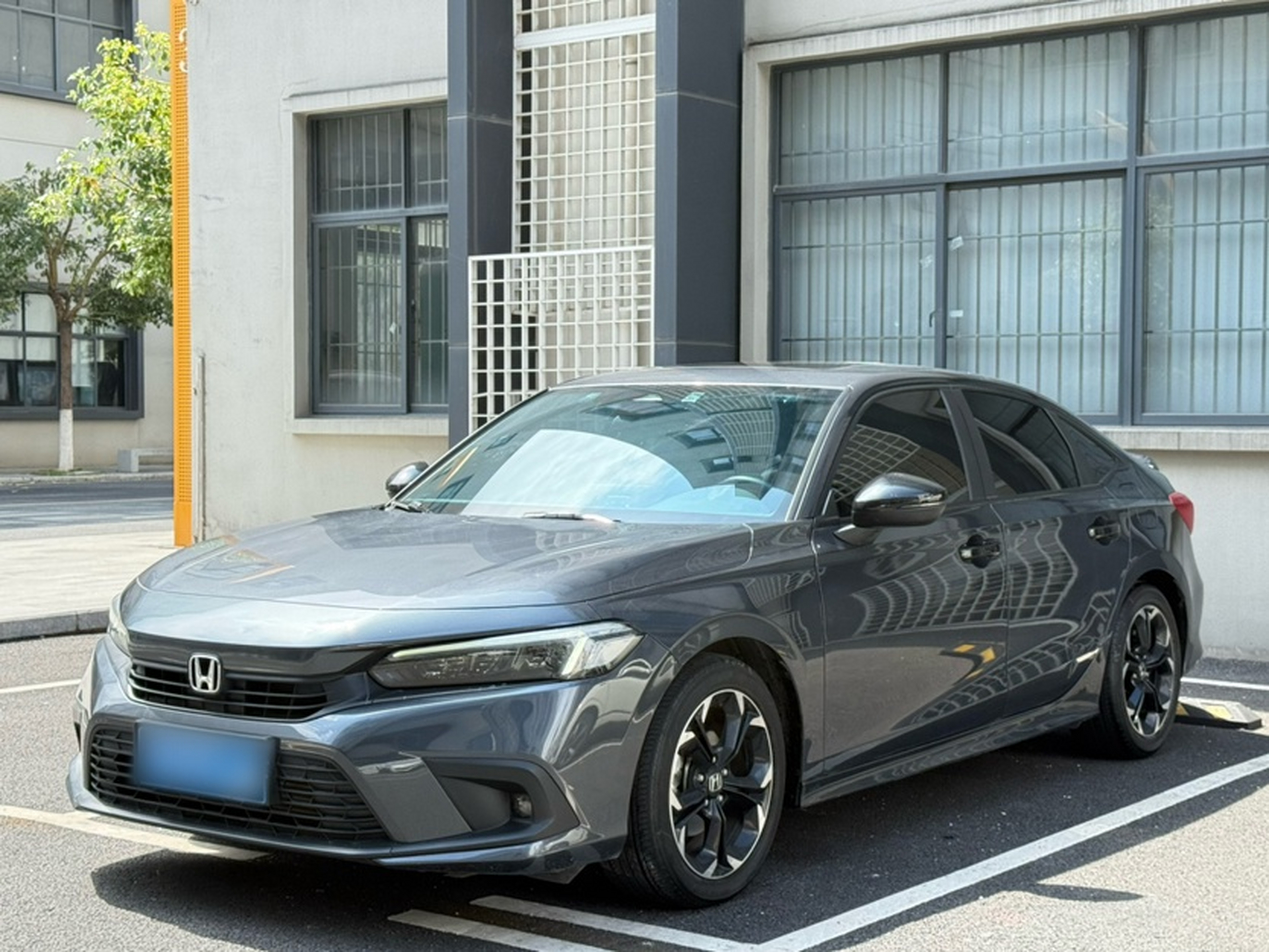 Под передней частью автомобиля