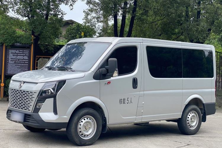 Used  Yufeng 2023 V9+ 2.0T Manual Front-Wheel-Drive Multi-Function Short-Chassis Low-Roof 5/6-Seater
