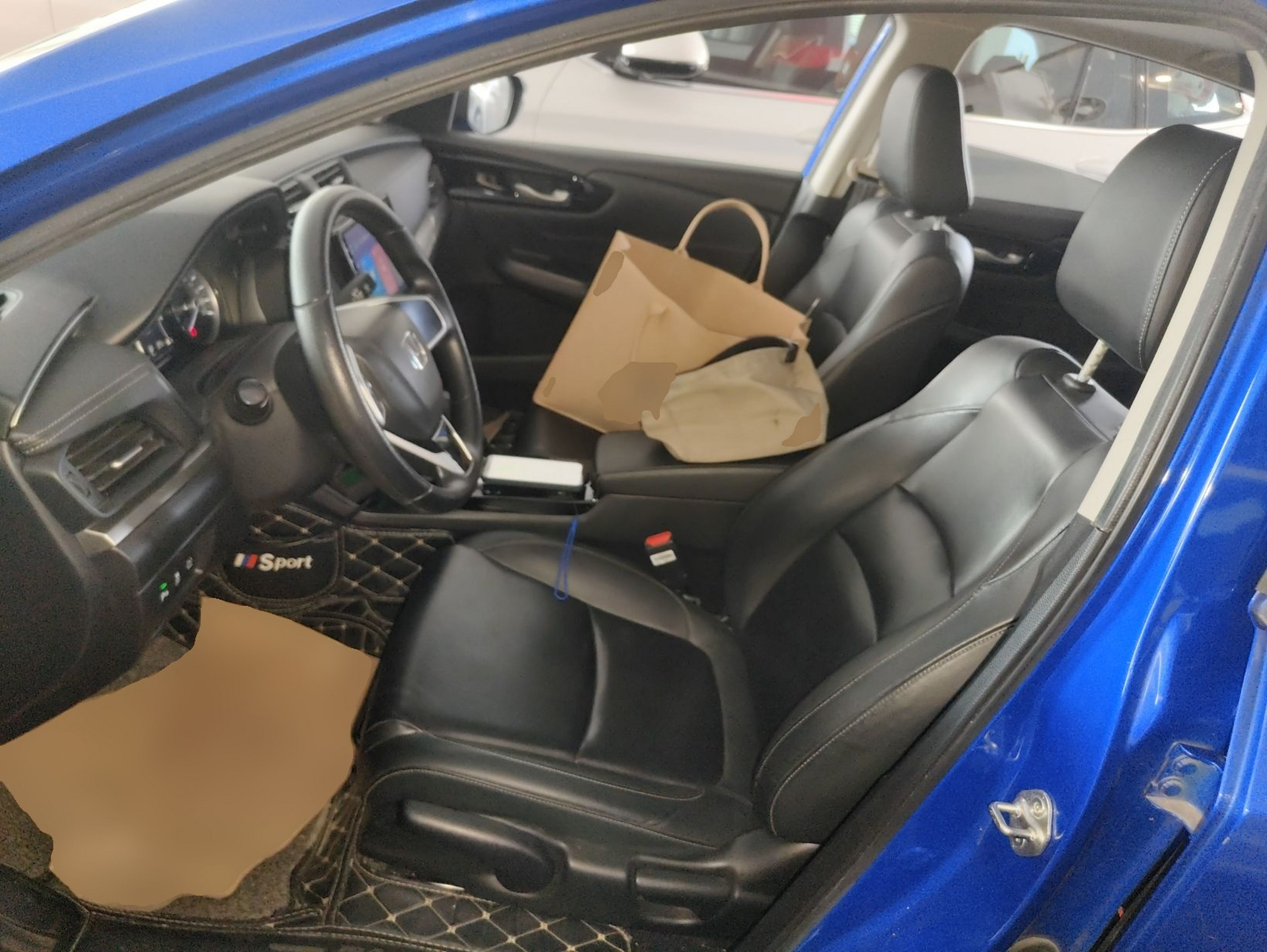 المقاعد الأمامية داخل السيارة