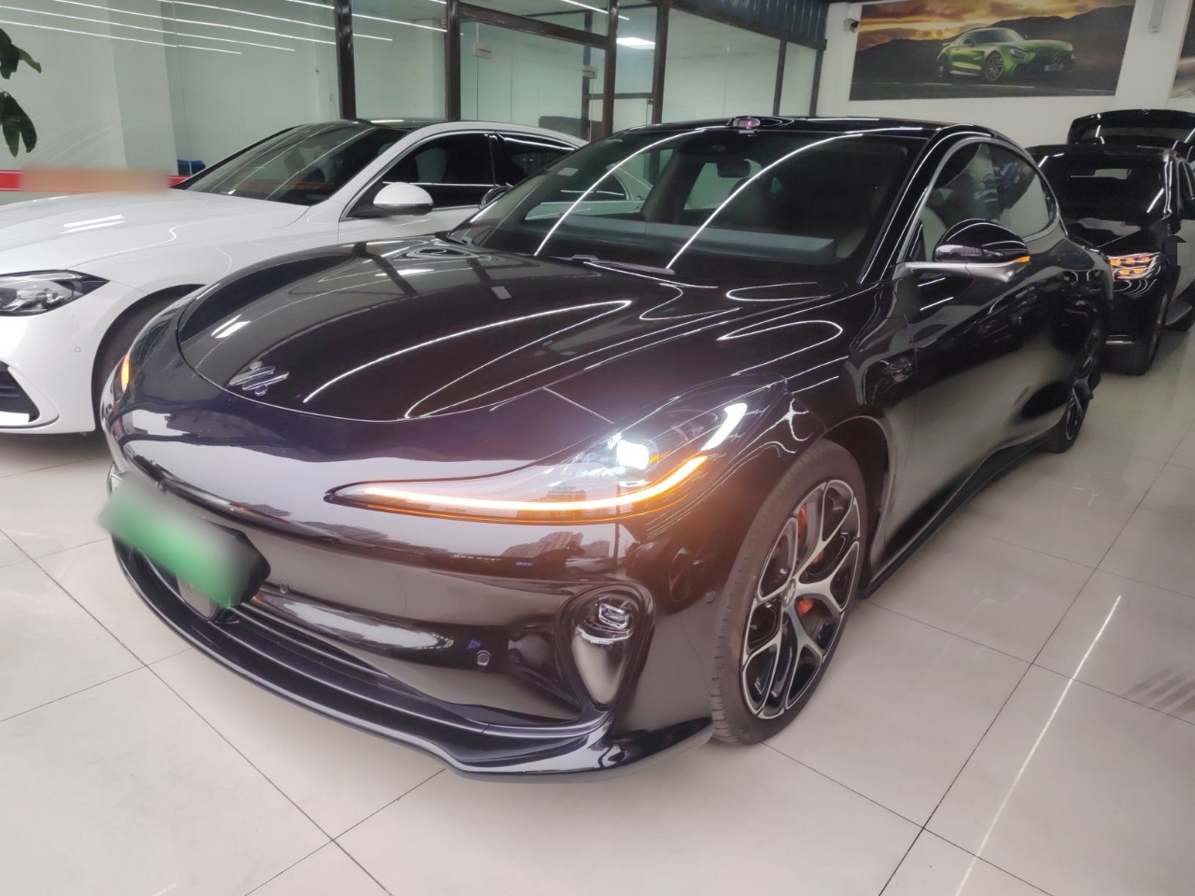 تحت مقدمة السيارة