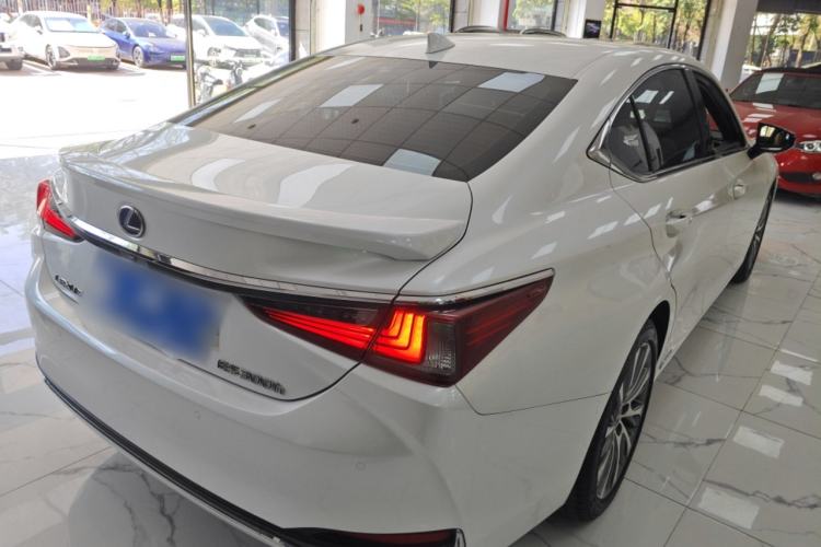 Used Lexus ES 2020 300h Deluxe Edition
