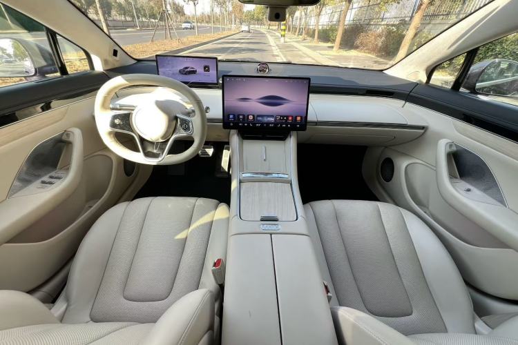 Used Hima Luxeed S7 2025 855 km Max
