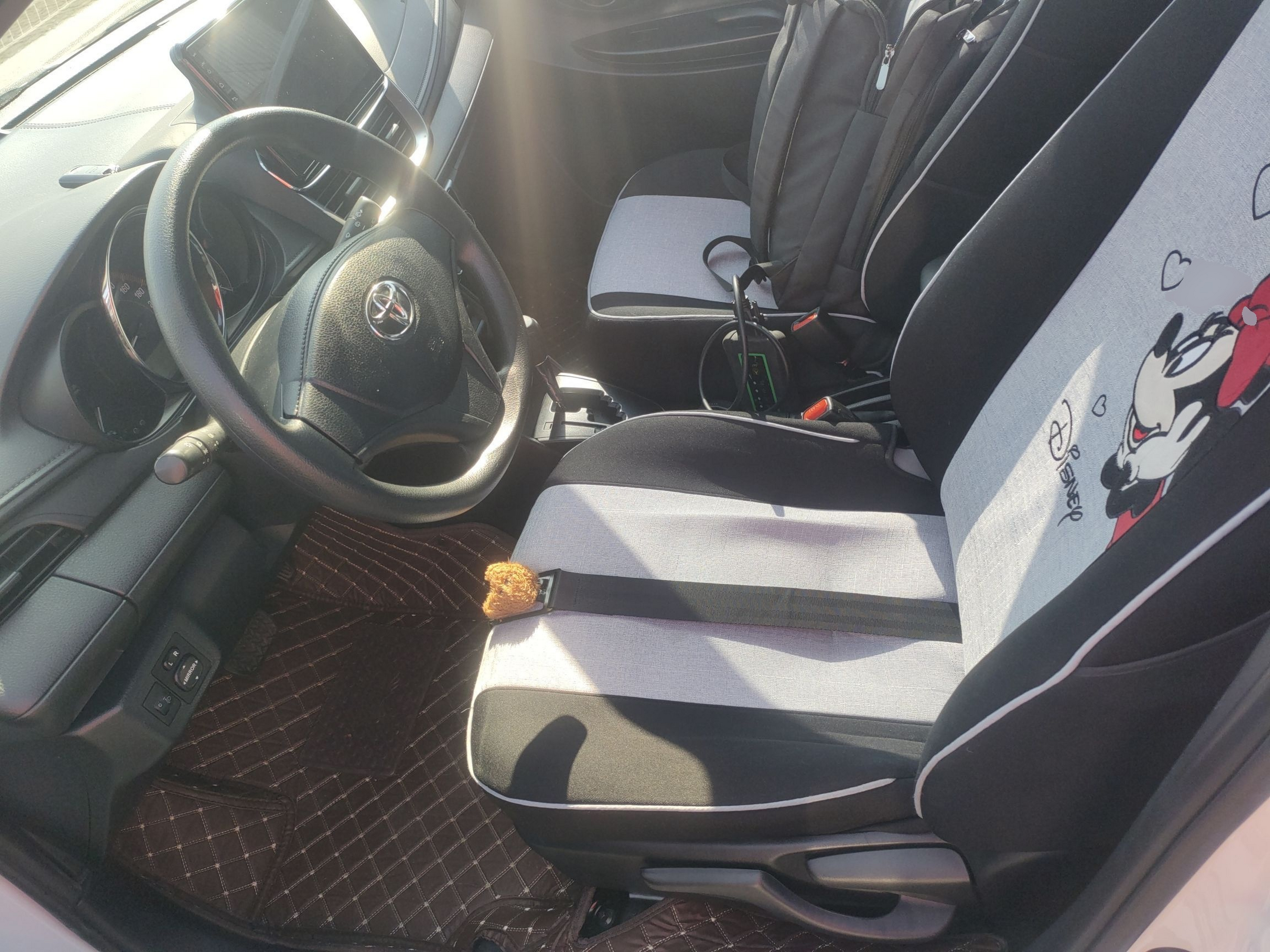 المقاعد الأمامية داخل السيارة