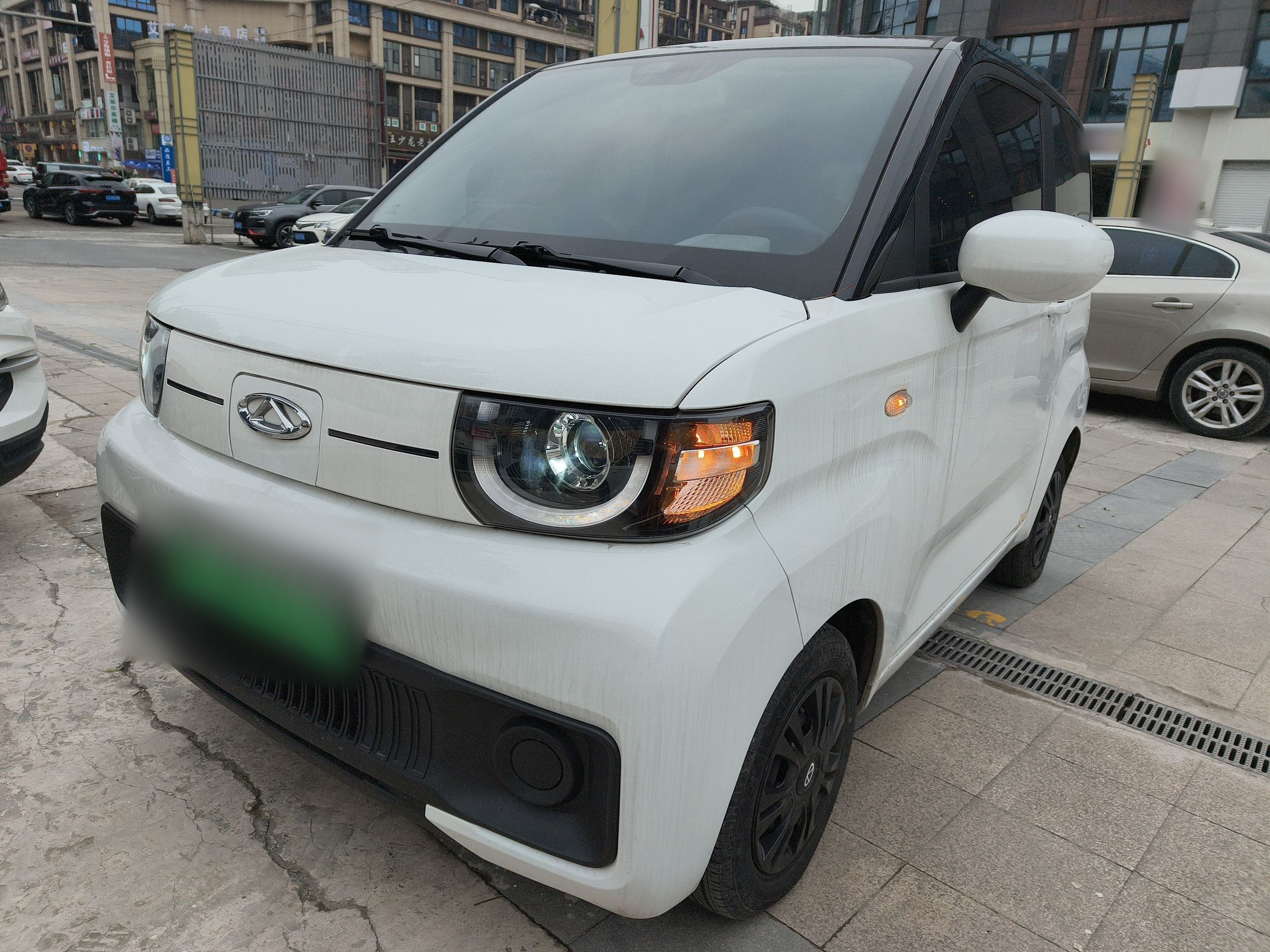 تحت مقدمة السيارة